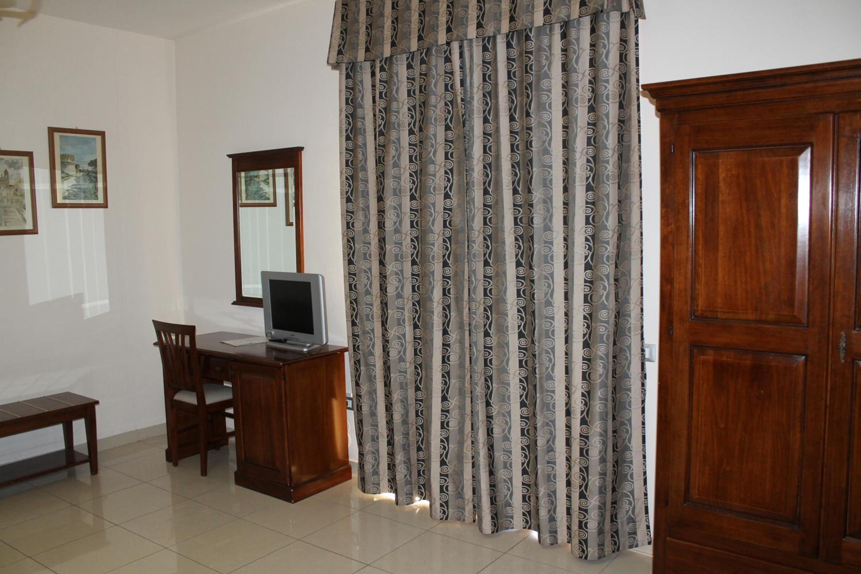 Double or Twin Room with Private Bathroom - Photo 1