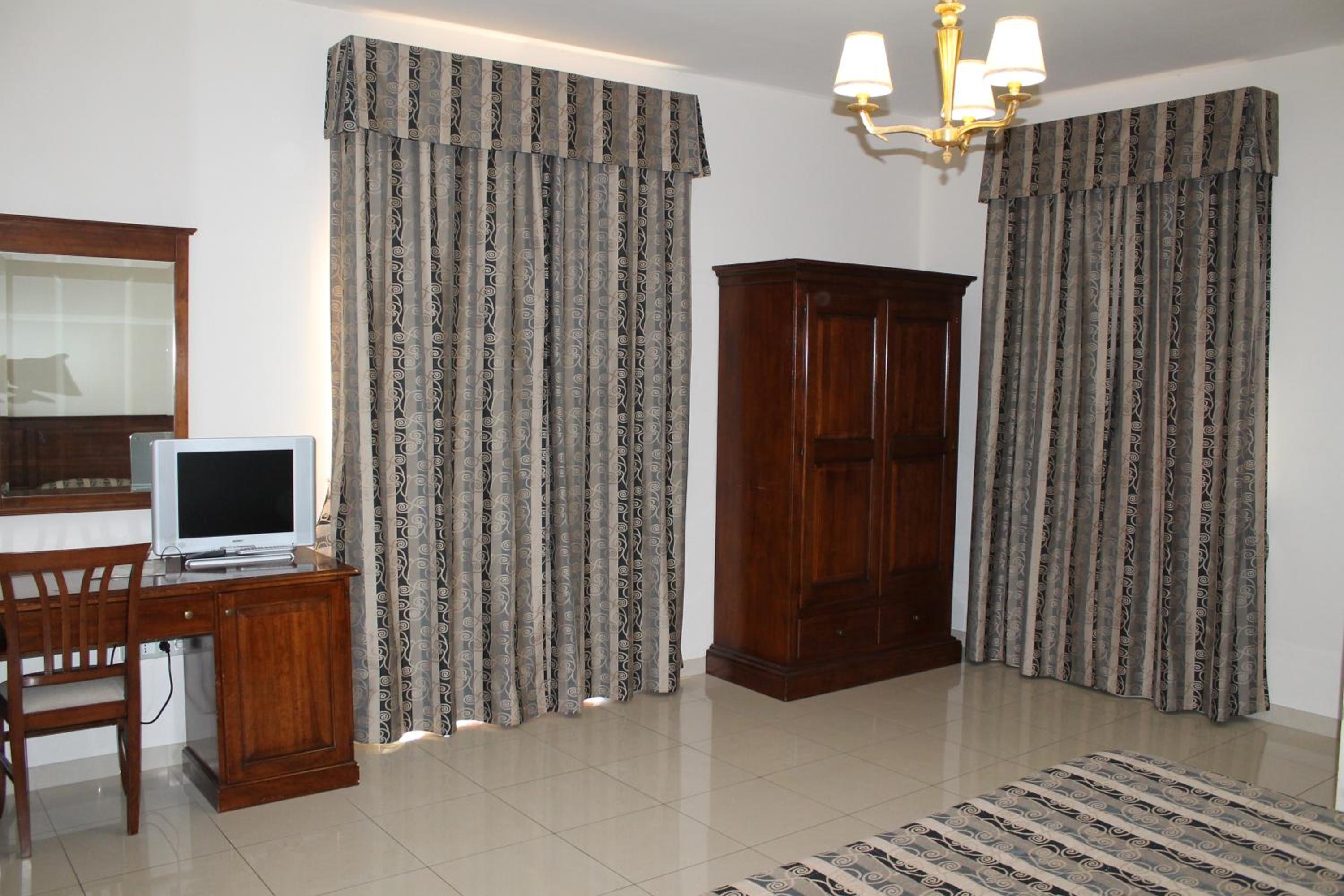 Double or Twin Room with Private Bathroom - Photo 2