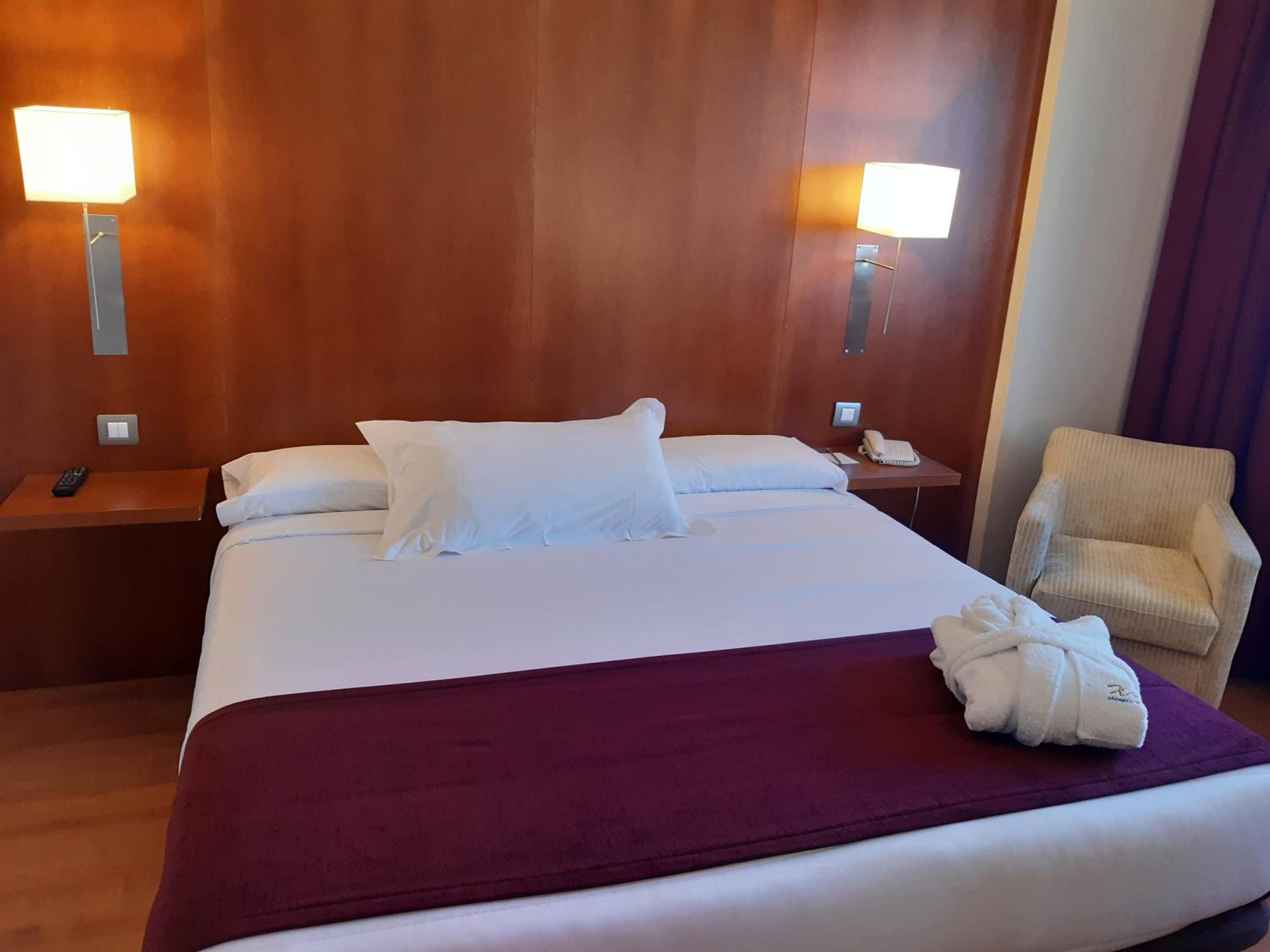 Double or Twin Room - Photo 8