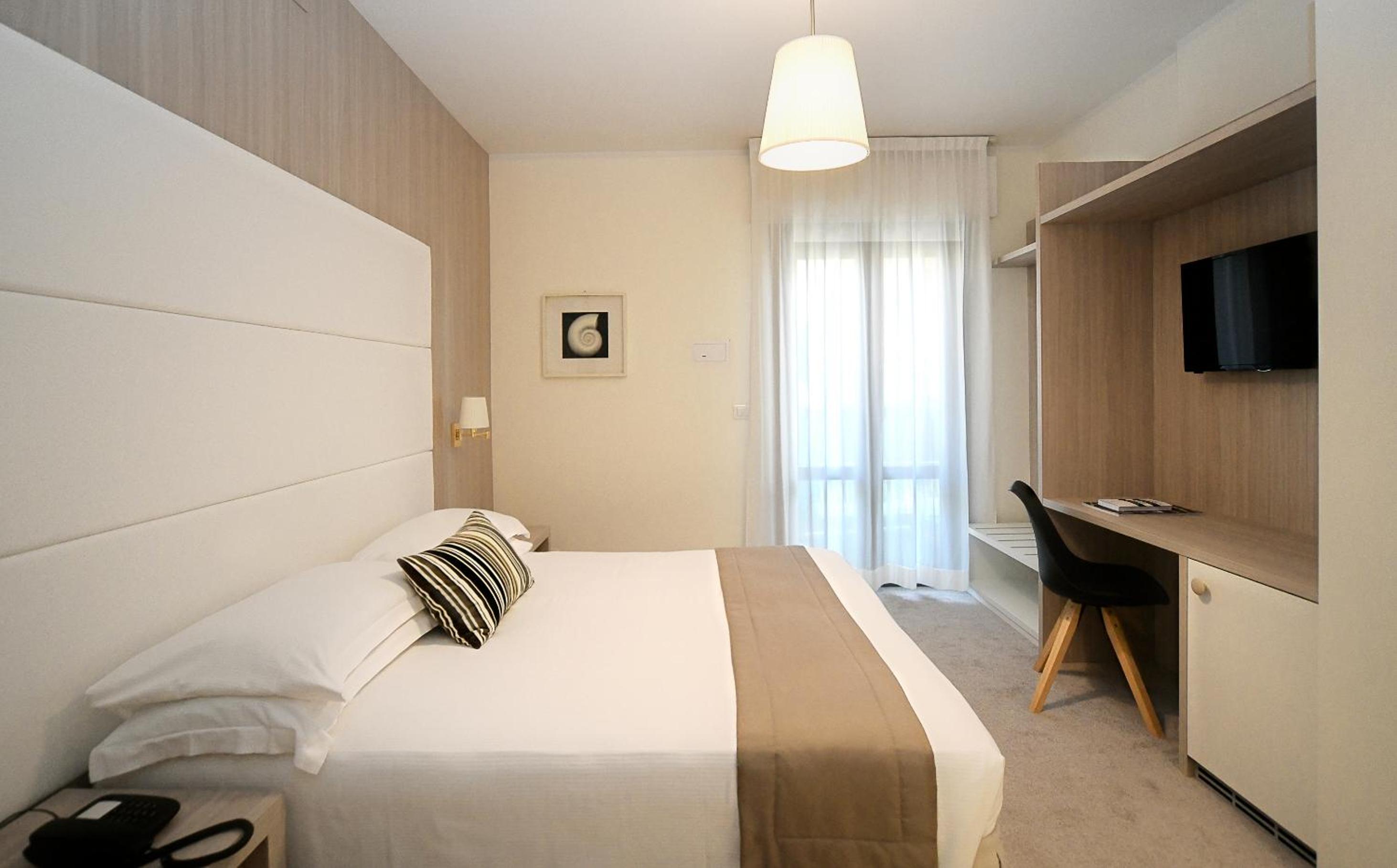 Double or Twin Room with Balcony photo 3