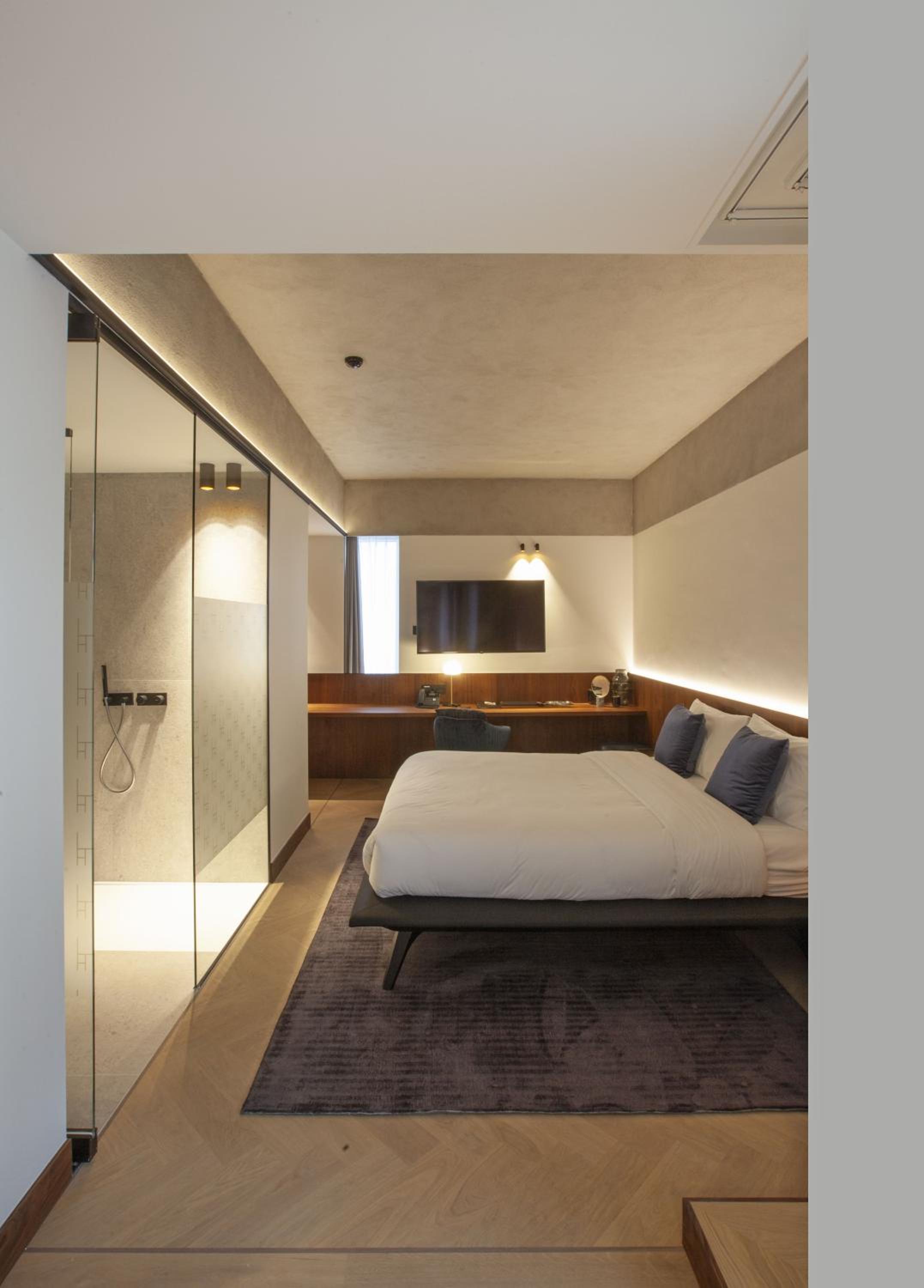 Deluxe Double Room with Balcony photo 2