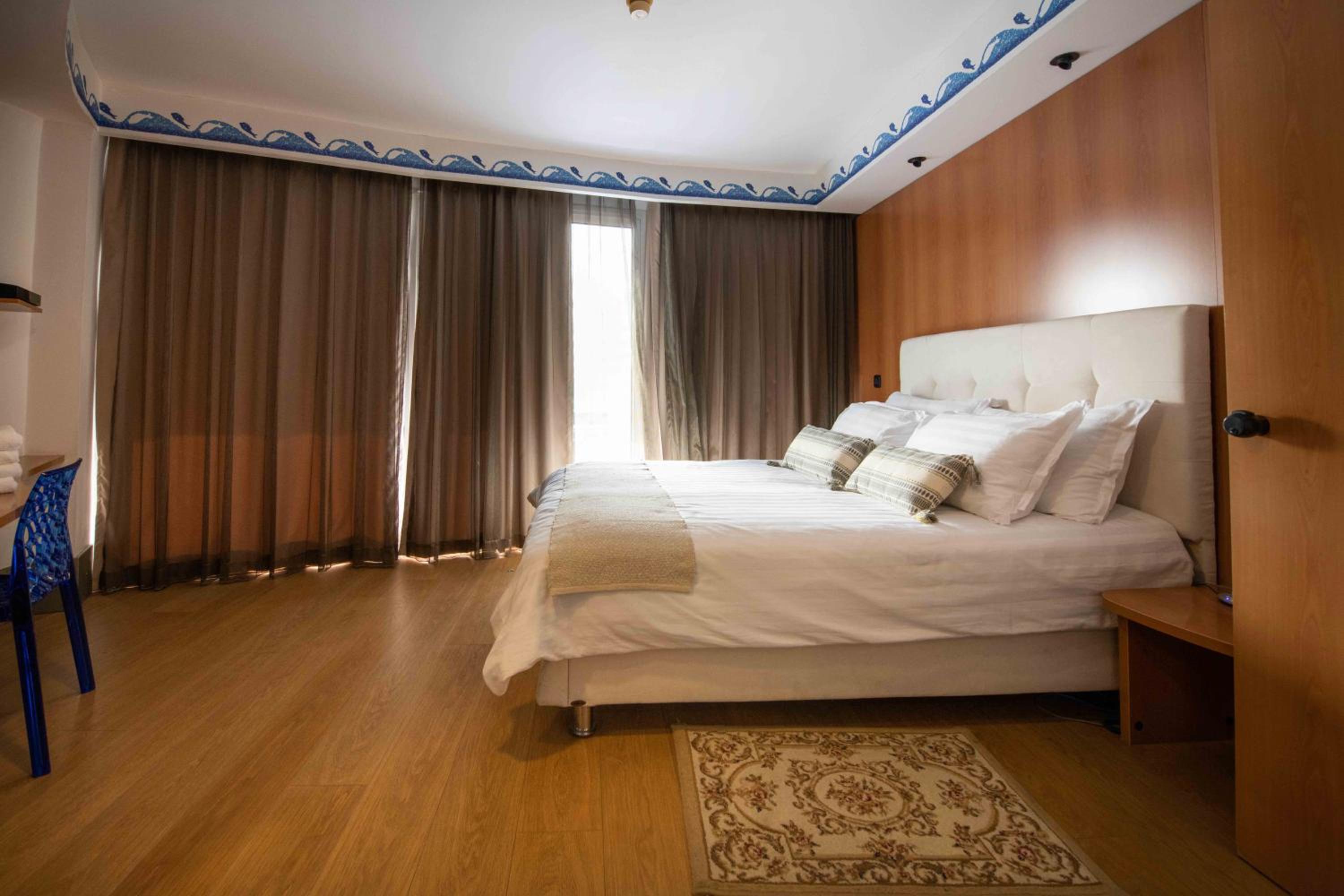 Executive Deluxe Suite - 2 Room, Big Terrace With Hot Tub+Kitchenette - 4 adults + 1 child - 223 ft²  photo 3