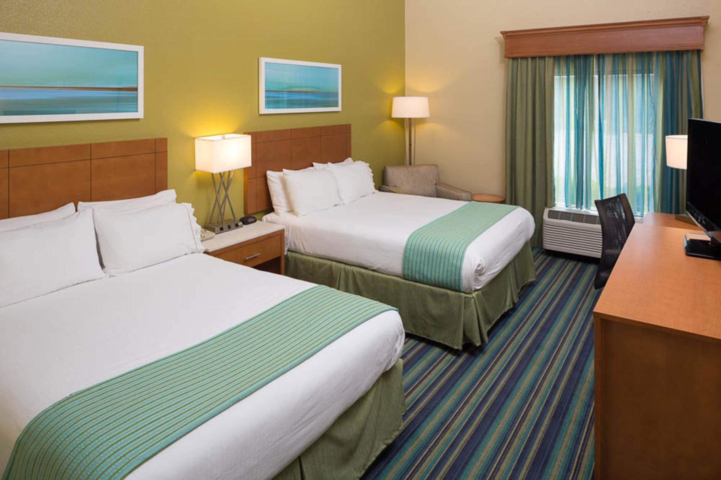 Standard Room with Two Queen Beds - Photo 2