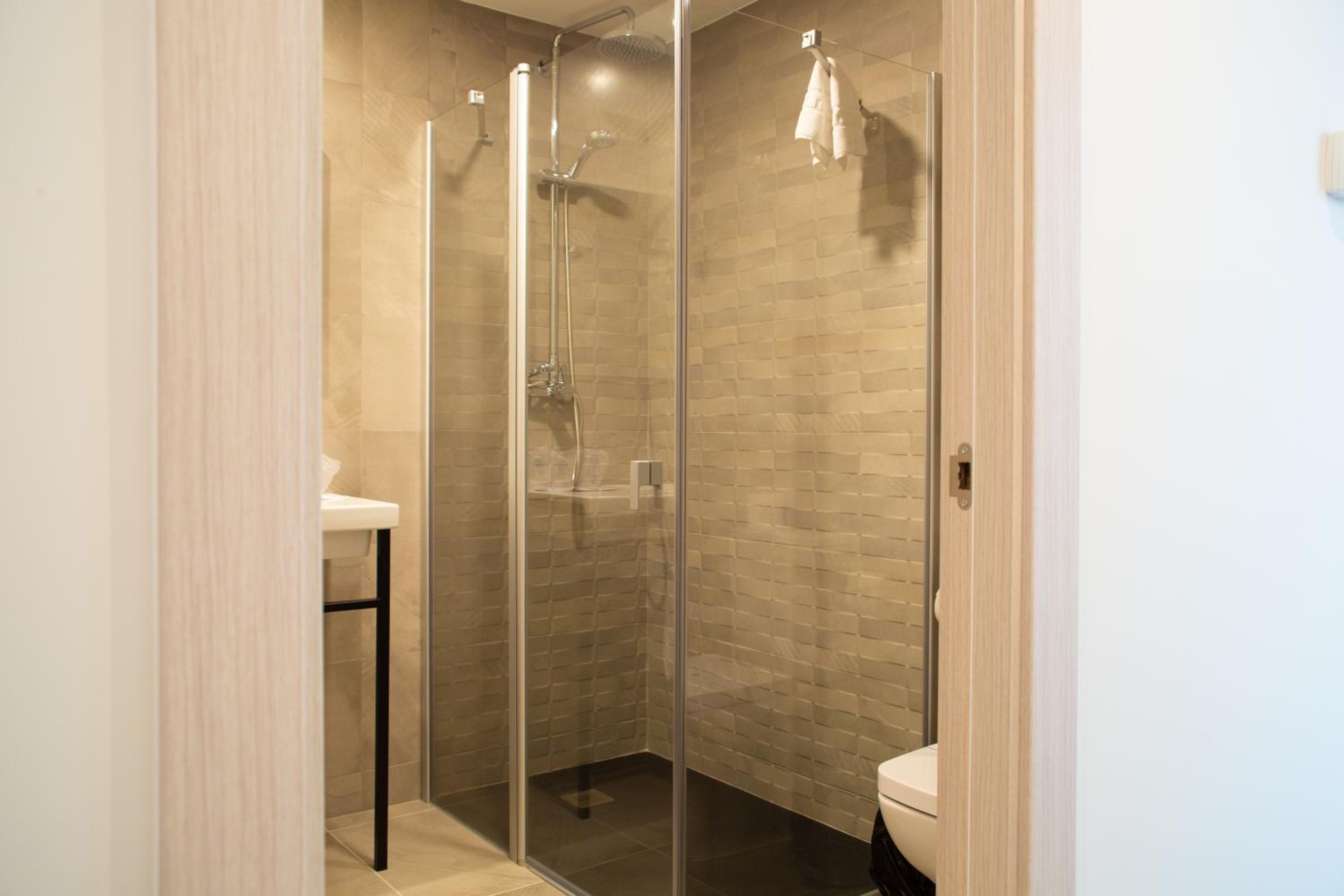 Twin Room - Photo 11