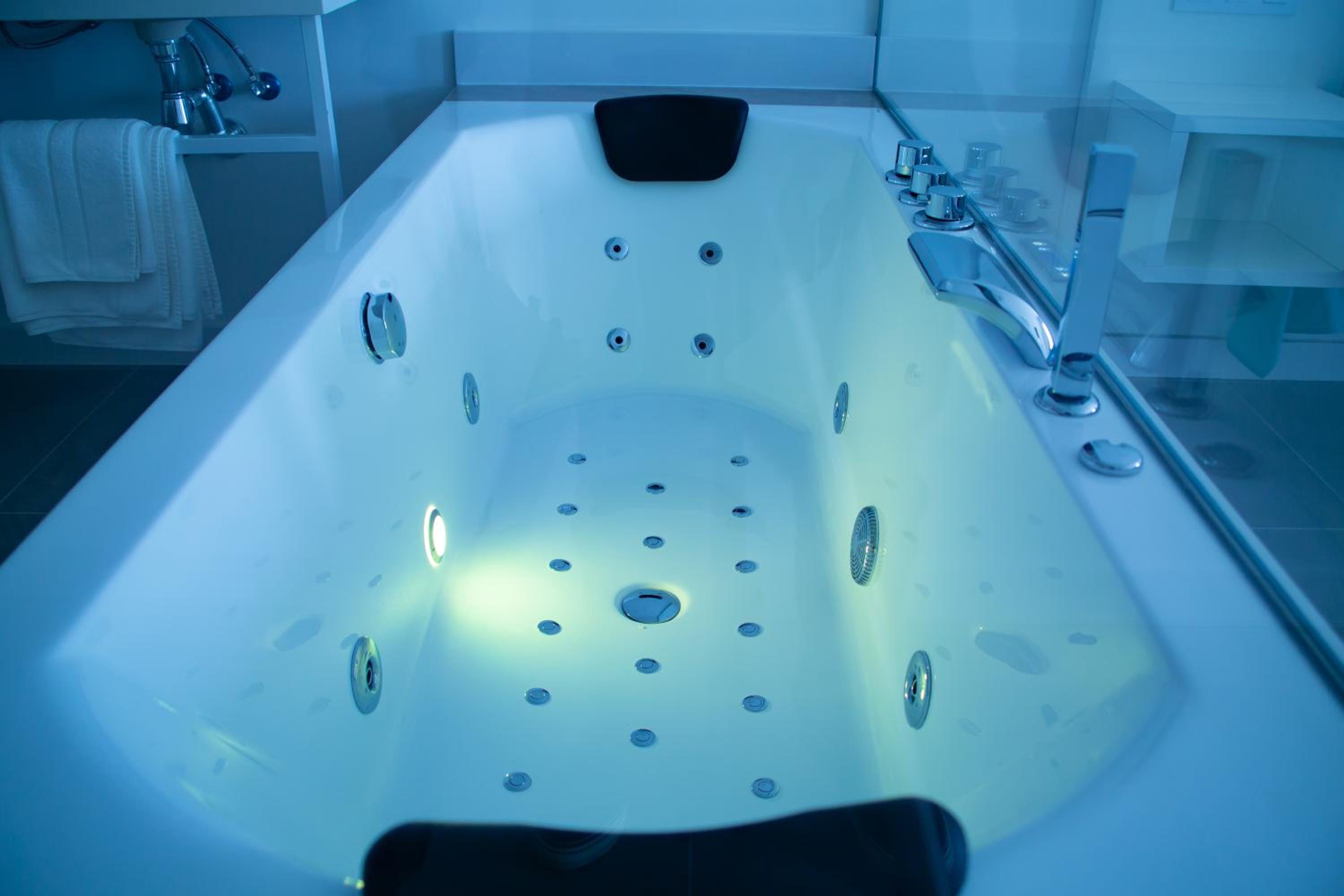 Deluxe Suite with Spa Bath - Photo 11