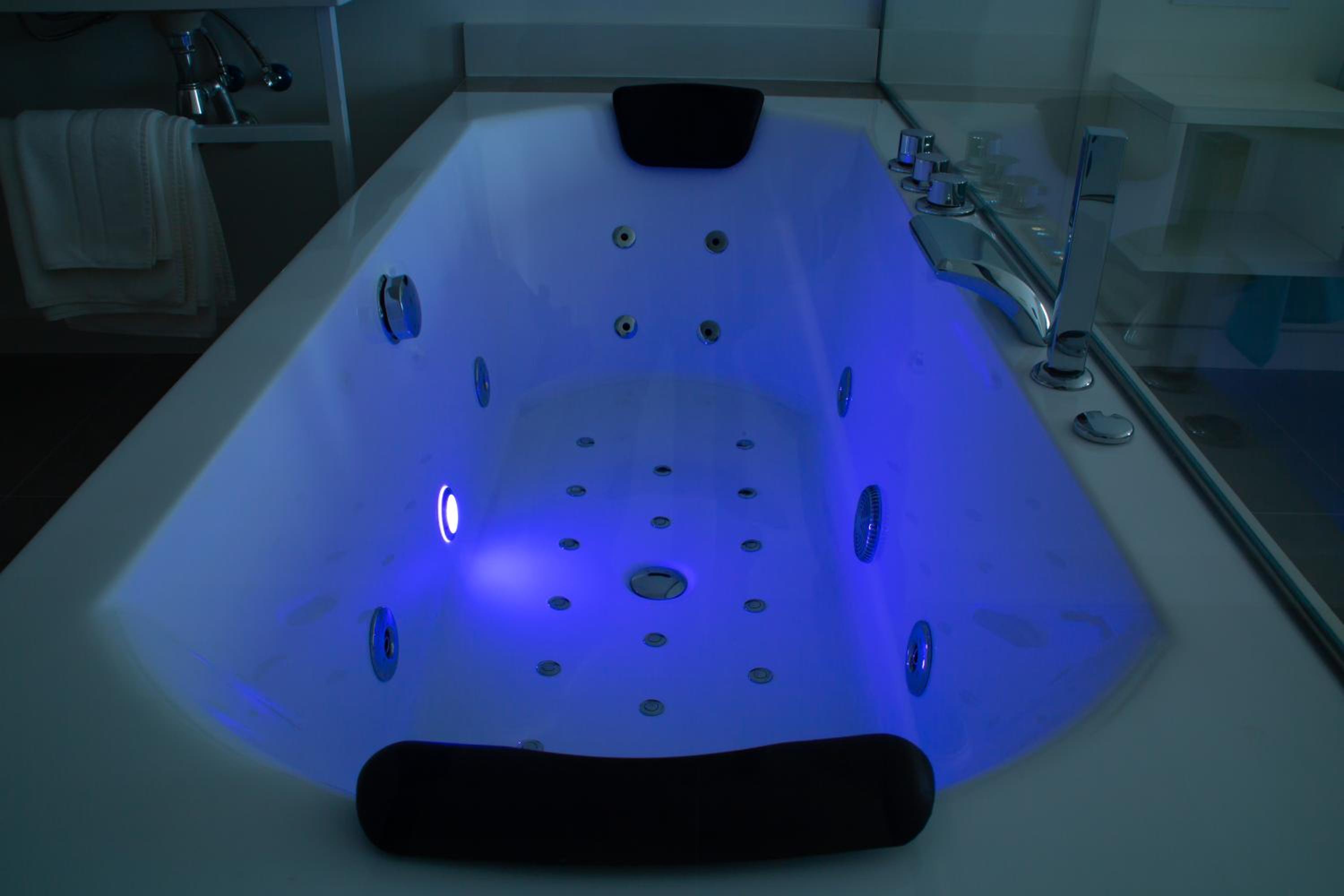 Deluxe Suite with Spa Bath - Photo 13