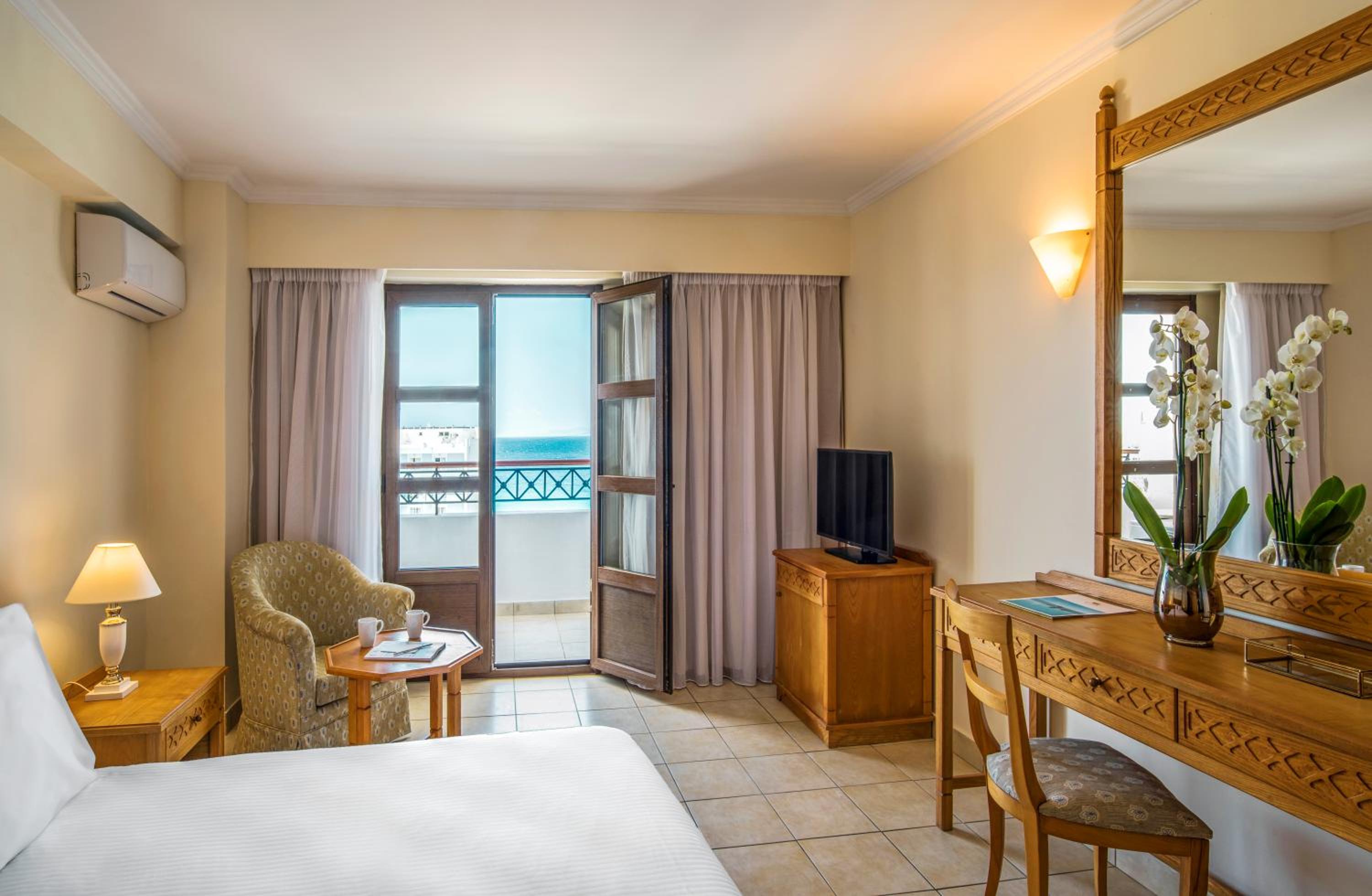 Suite - Photo 1