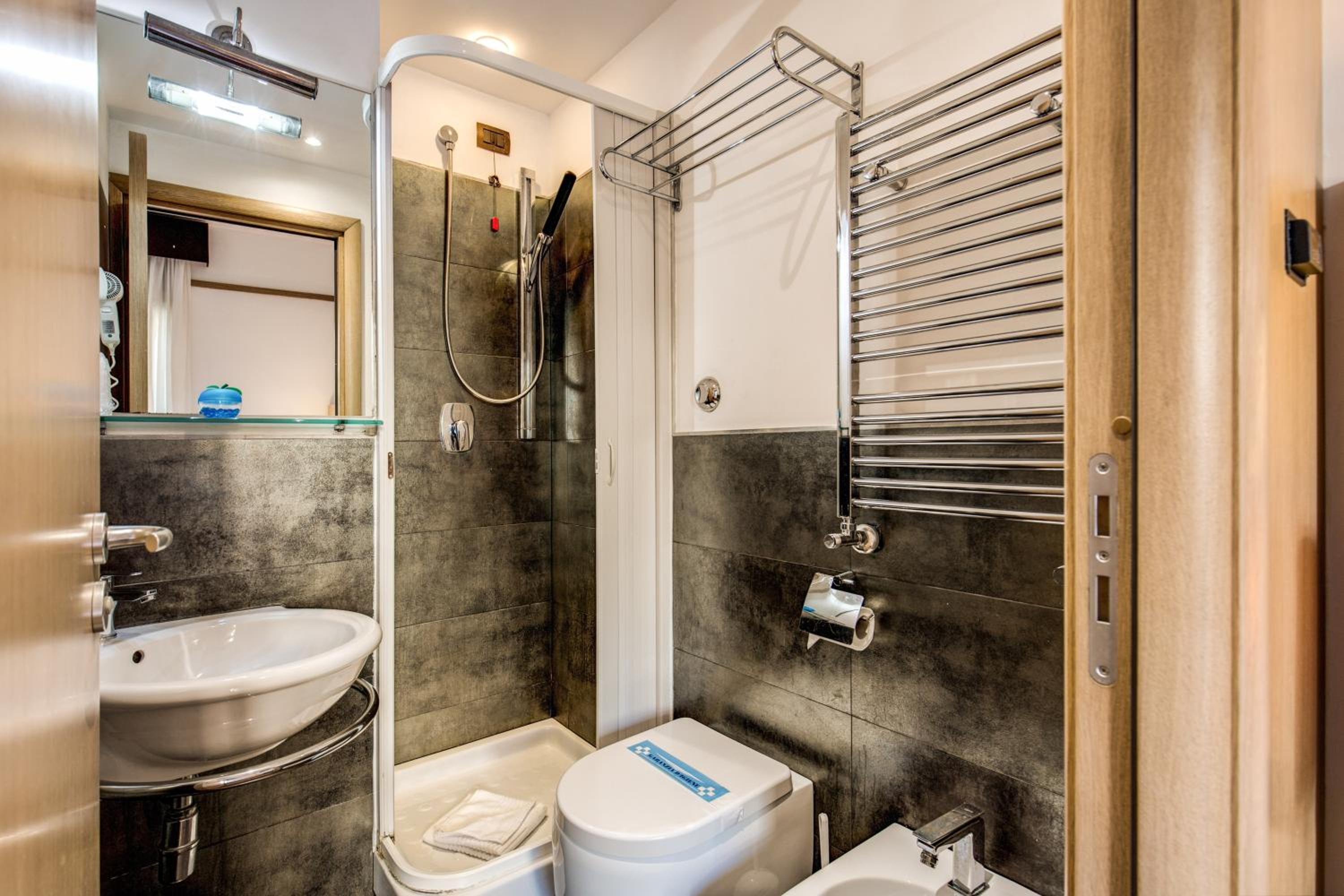 Standard Double or Twin Room photo 3