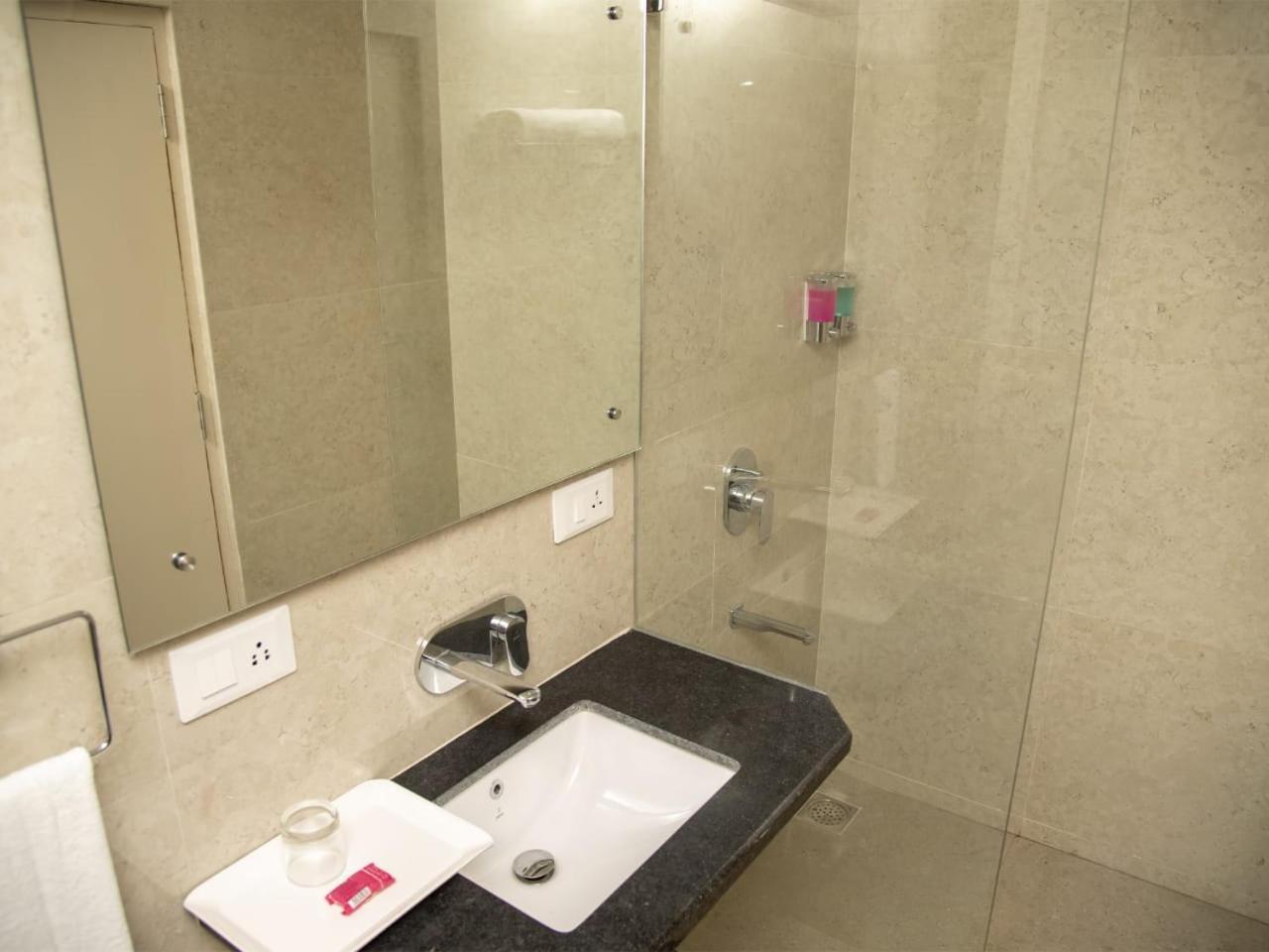 Standard Twin Room - Photo 3