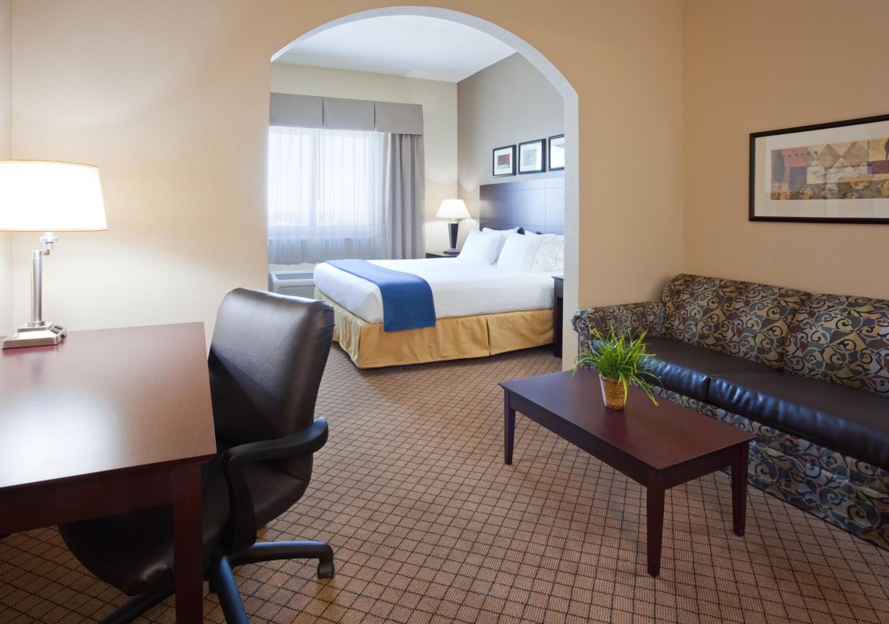 Standard King Room with Sofa Bed - Photo 2