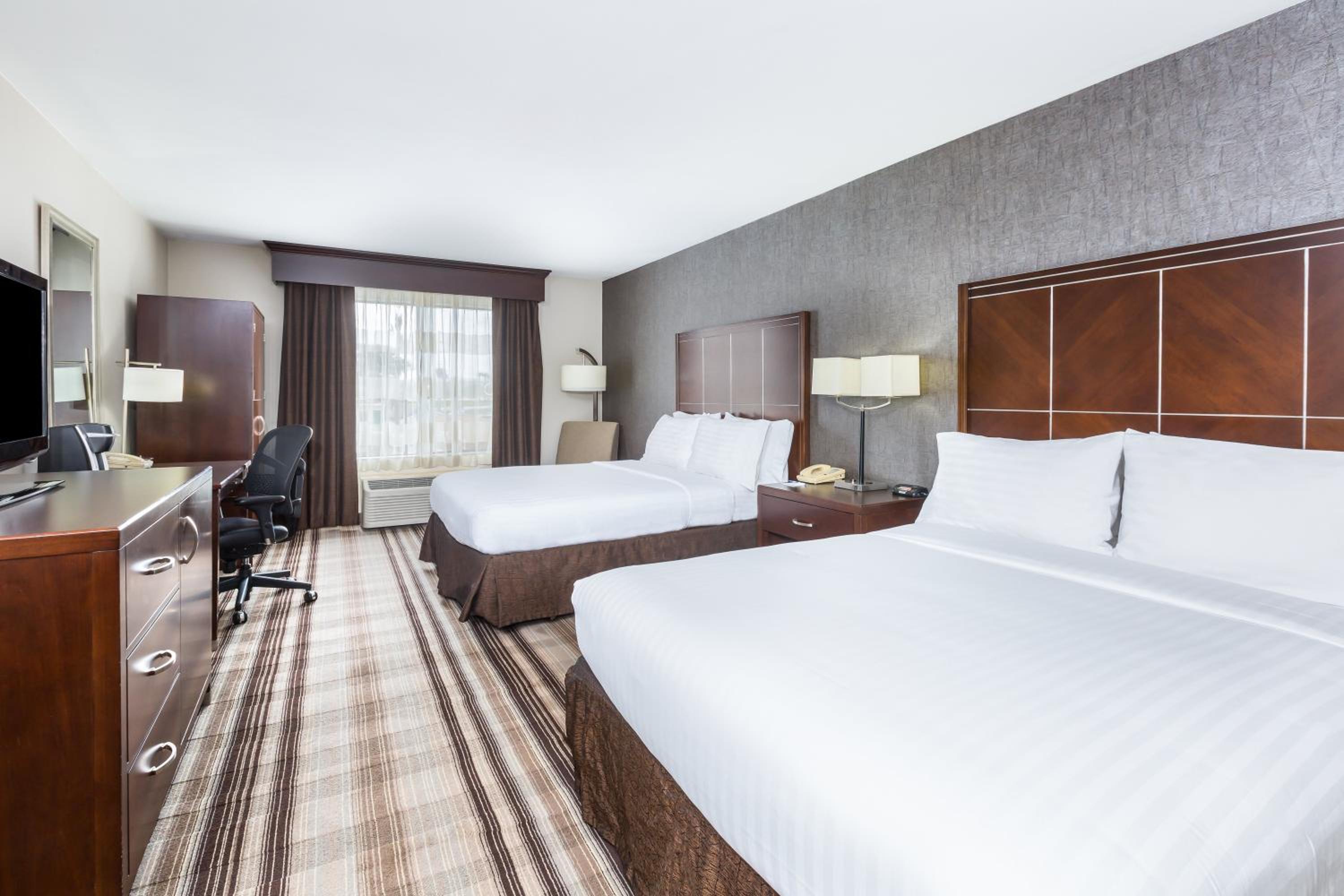 Standard Queen Room with Two Queen Beds - Photo 2