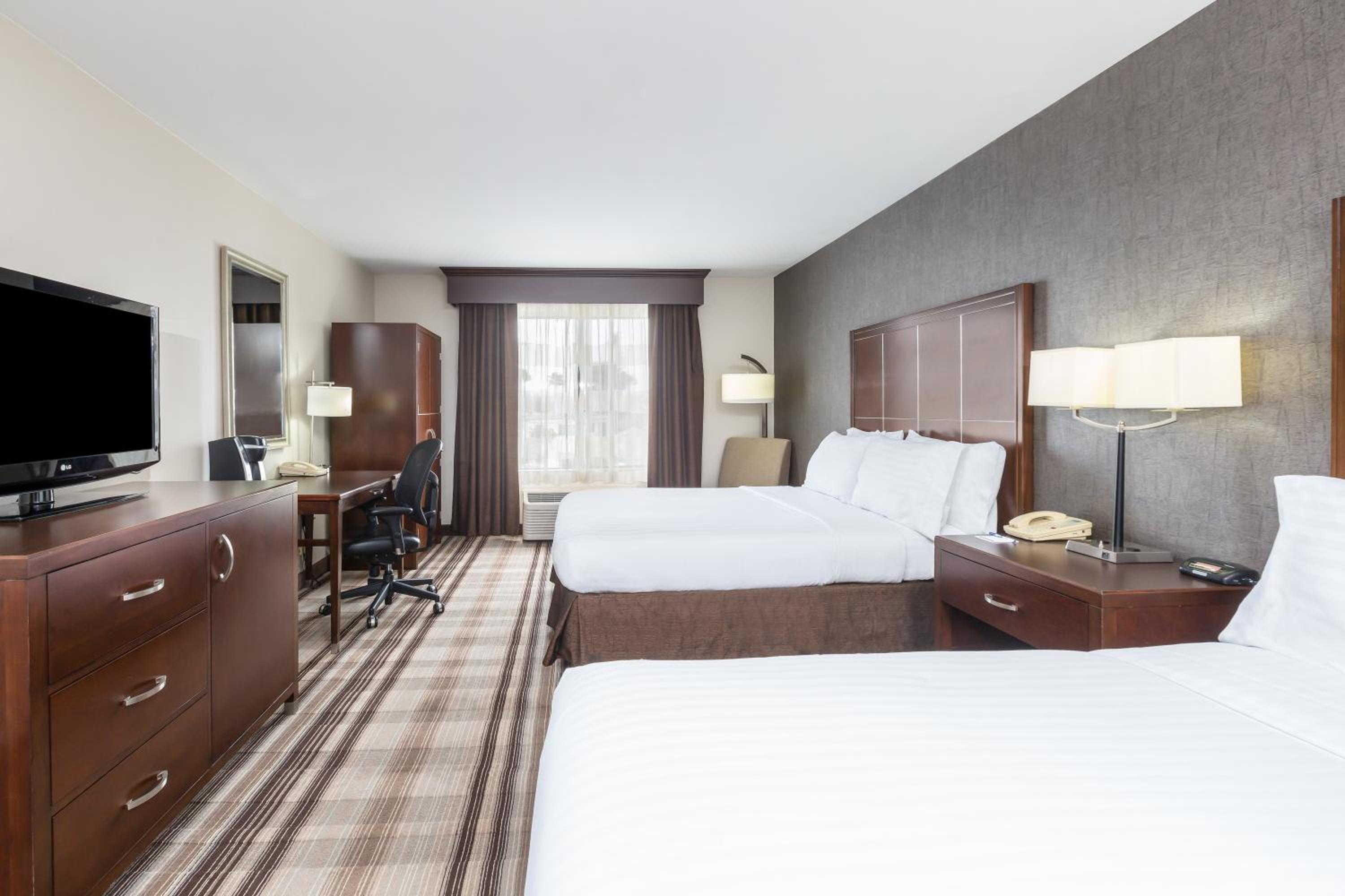 Standard Queen Room with Two Queen Beds - Photo 3