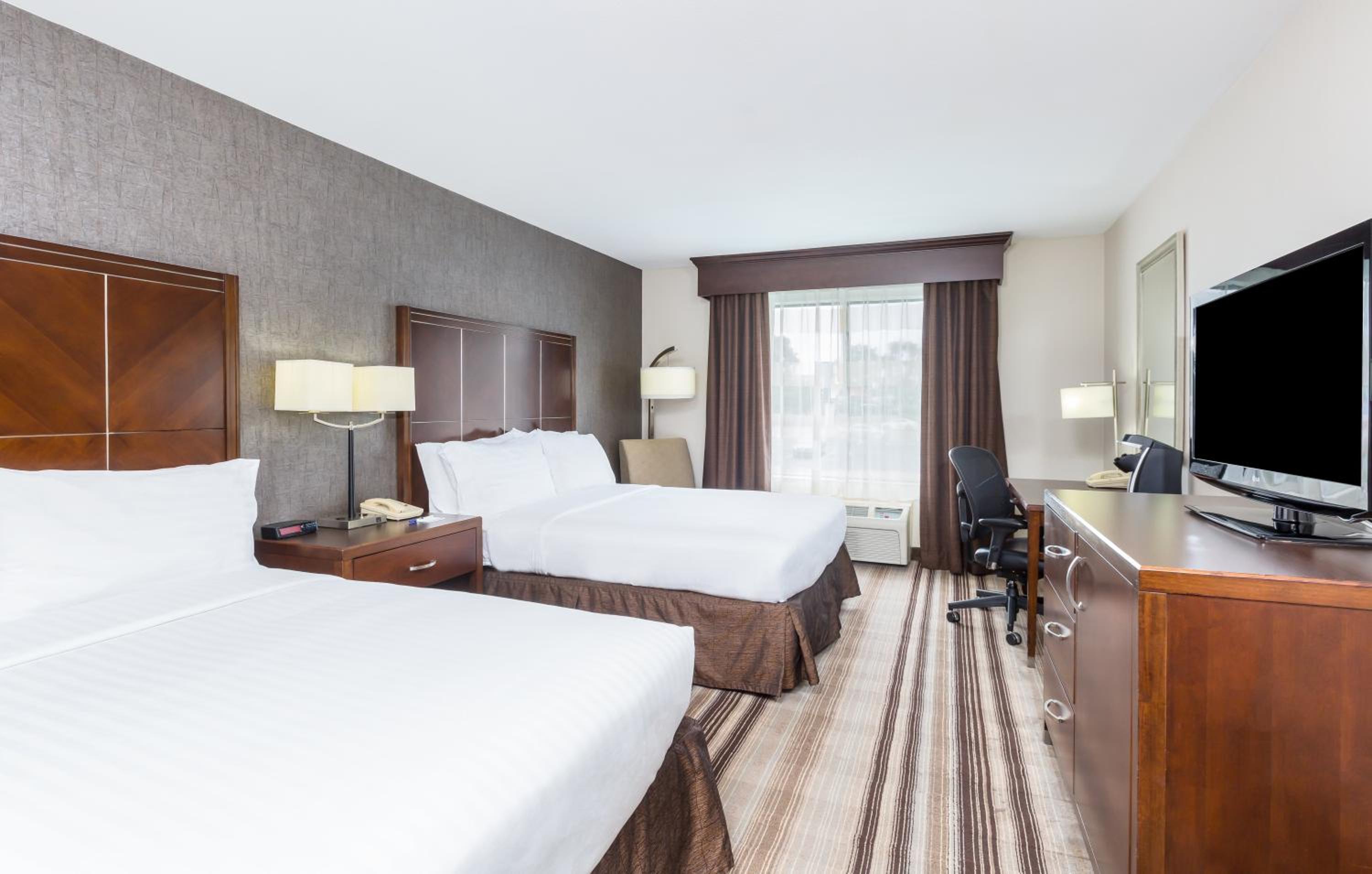 Standard Queen Room with Two Queen Beds - Photo 4
