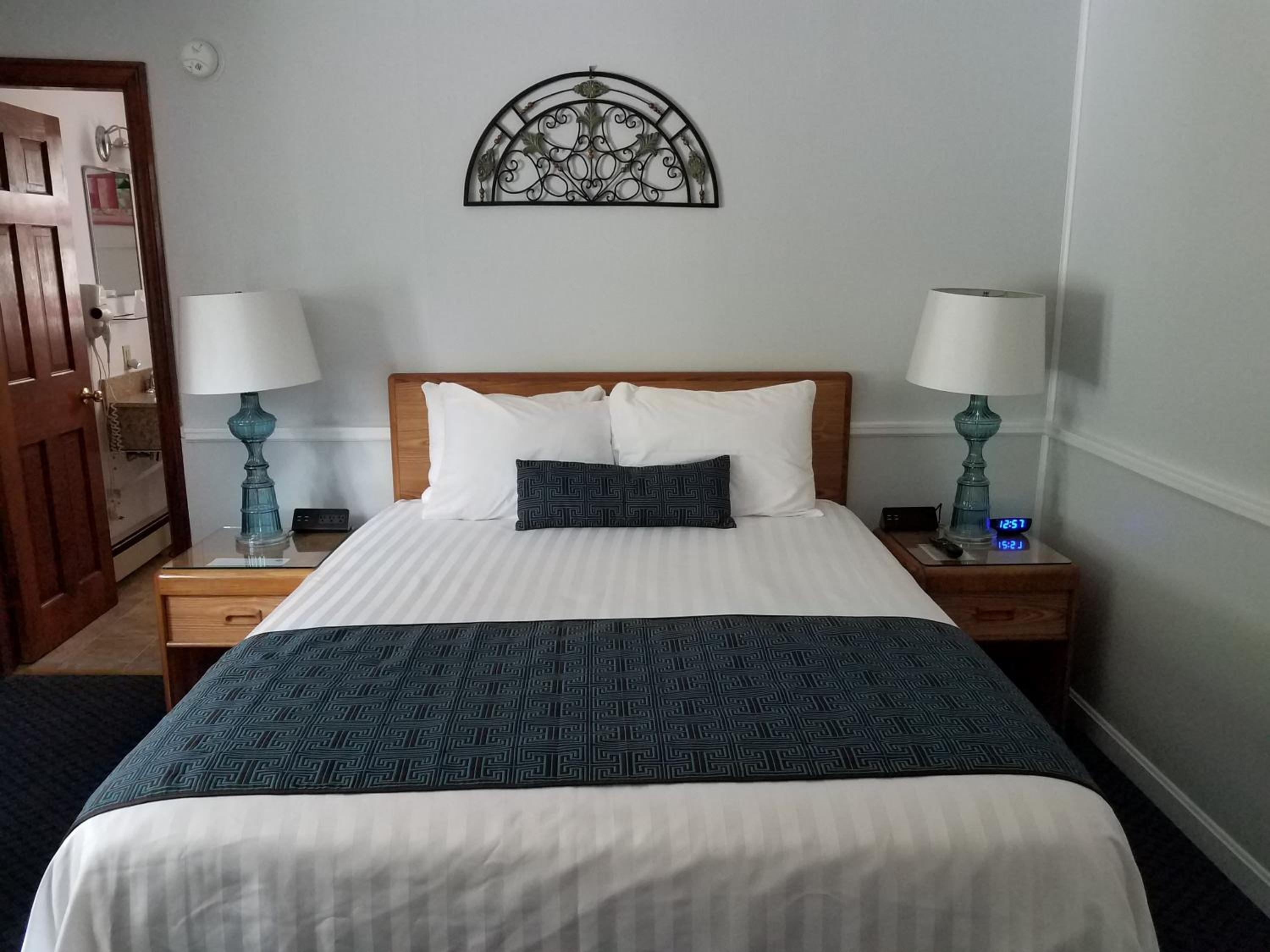 Queen Room photo 1