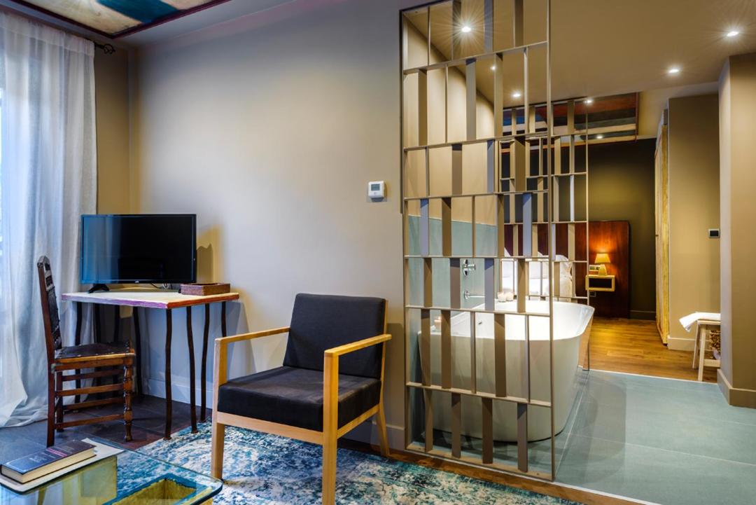 Deluxe Double or Twin Room with Lake View photo 3