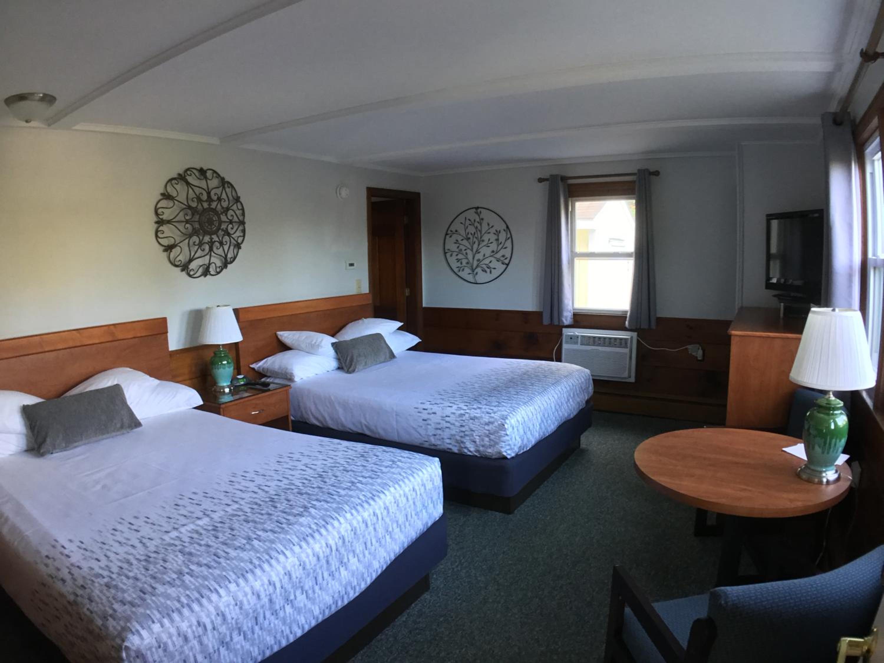 Queen Room with Two Queen Beds photo 1