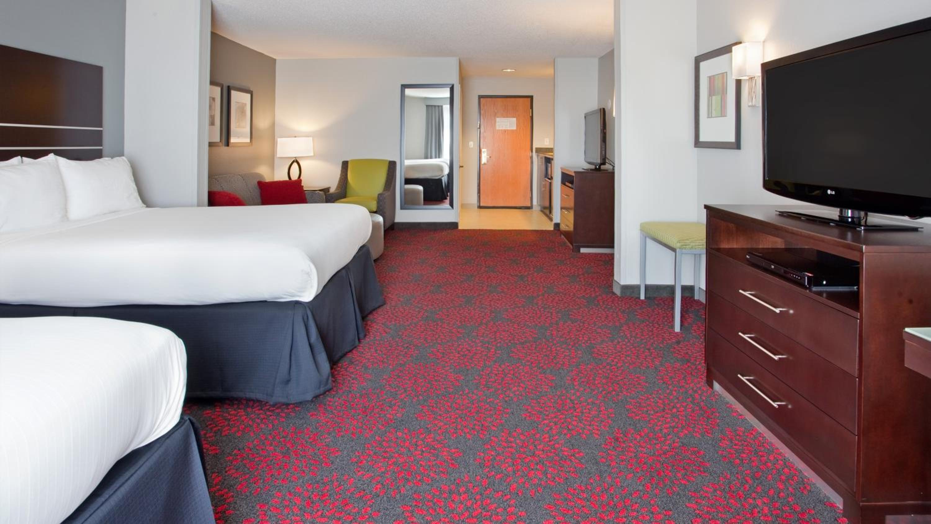 Standard Queen Room with Two Queen Beds and Mobility Accessible Tub - Photo 3