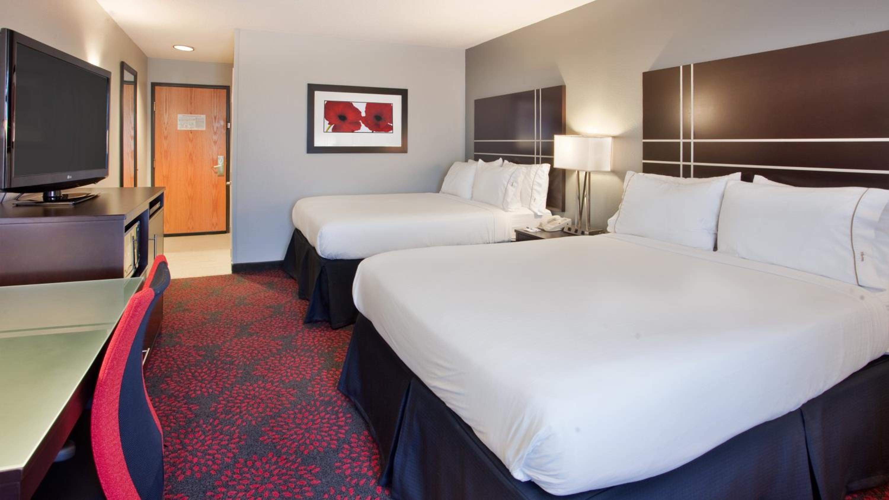 Standard Room with Two Queen Beds - Photo 1