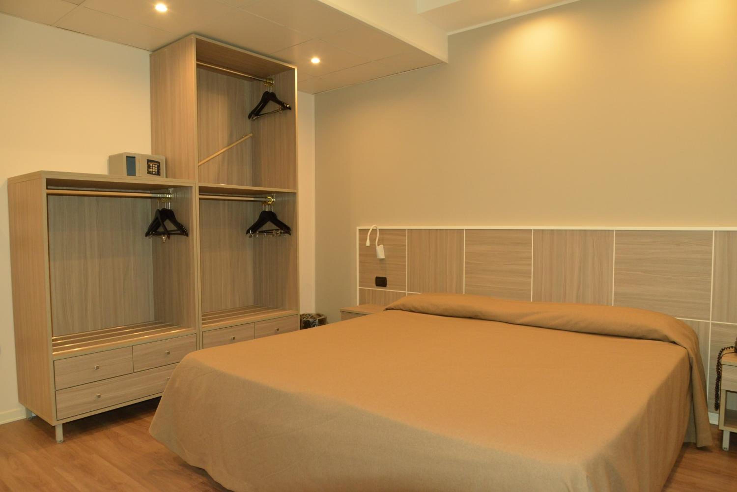 Double Room - Photo 5