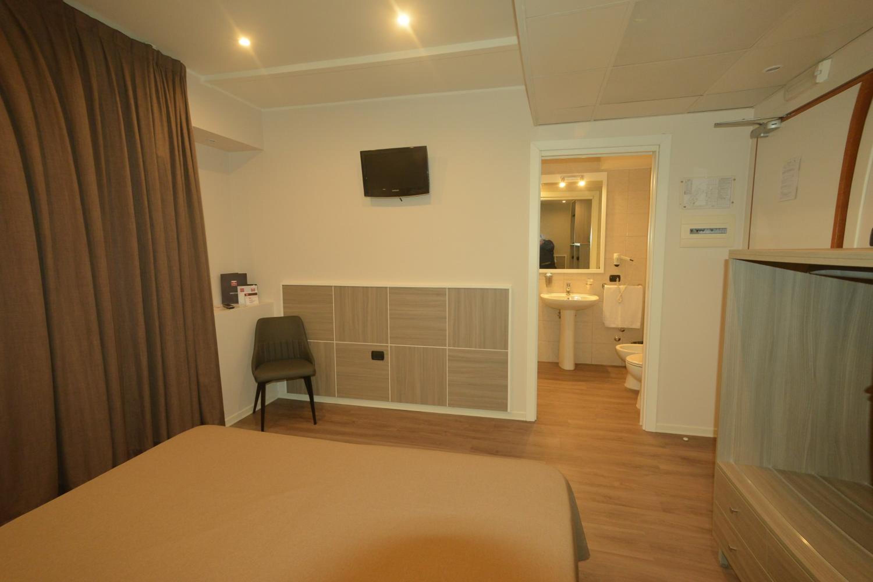 Double Room - Photo 6
