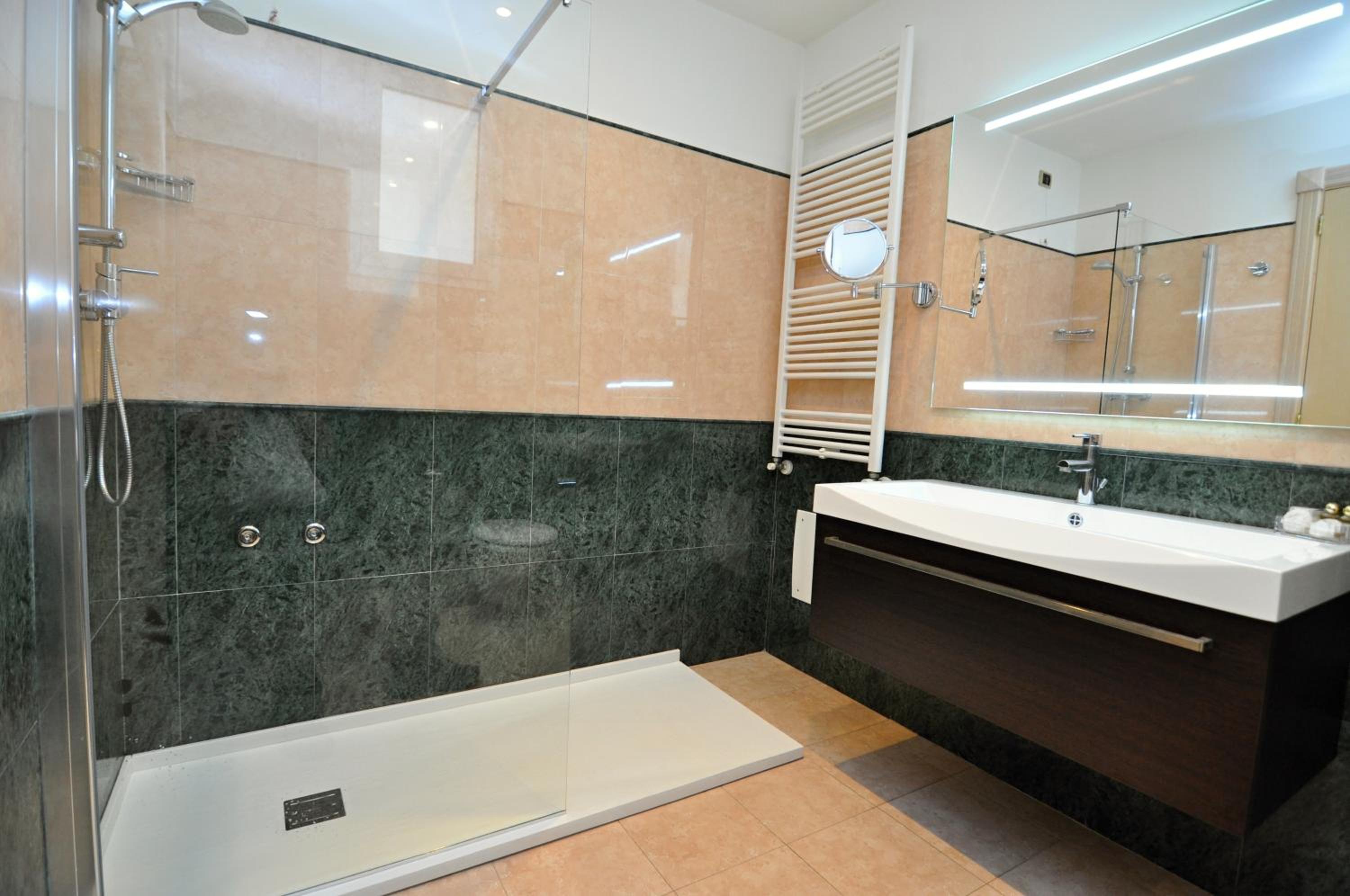 Double Room with Balcony and Sea View - Photo 6
