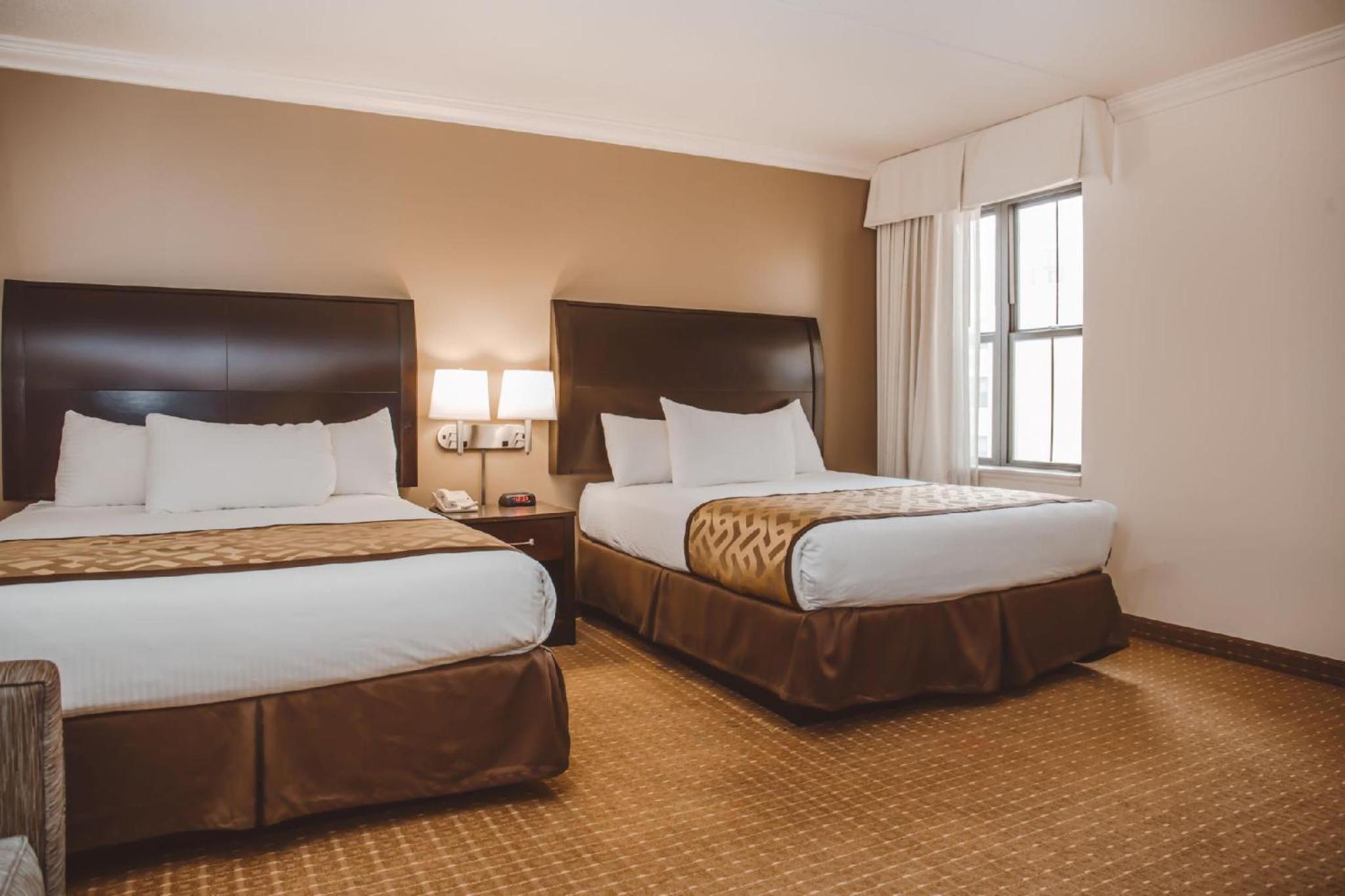 Queen Room with Two Queen Beds - Non-Smoking - Photo 3