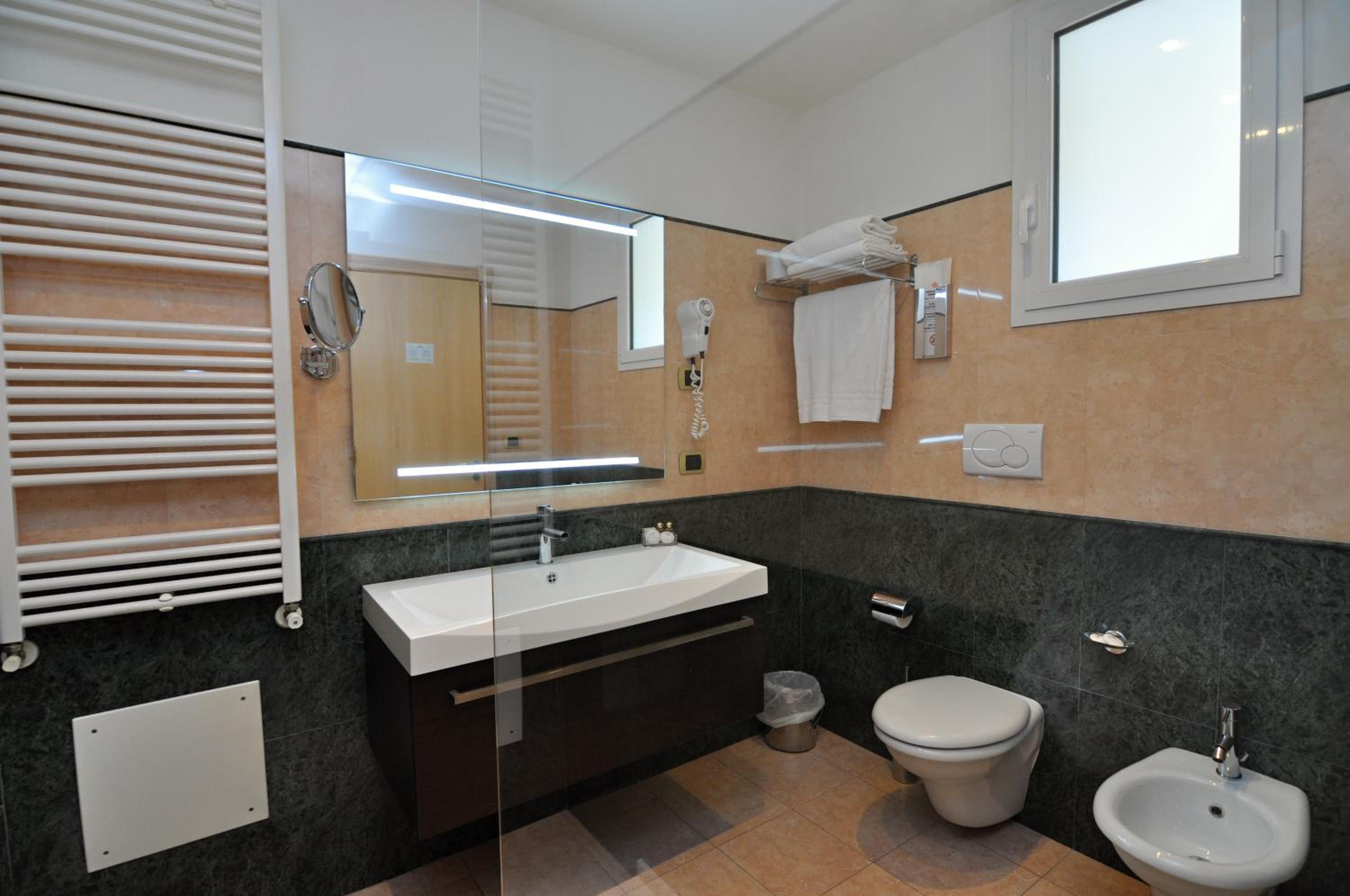Double Room with Balcony and Sea View - Photo 5