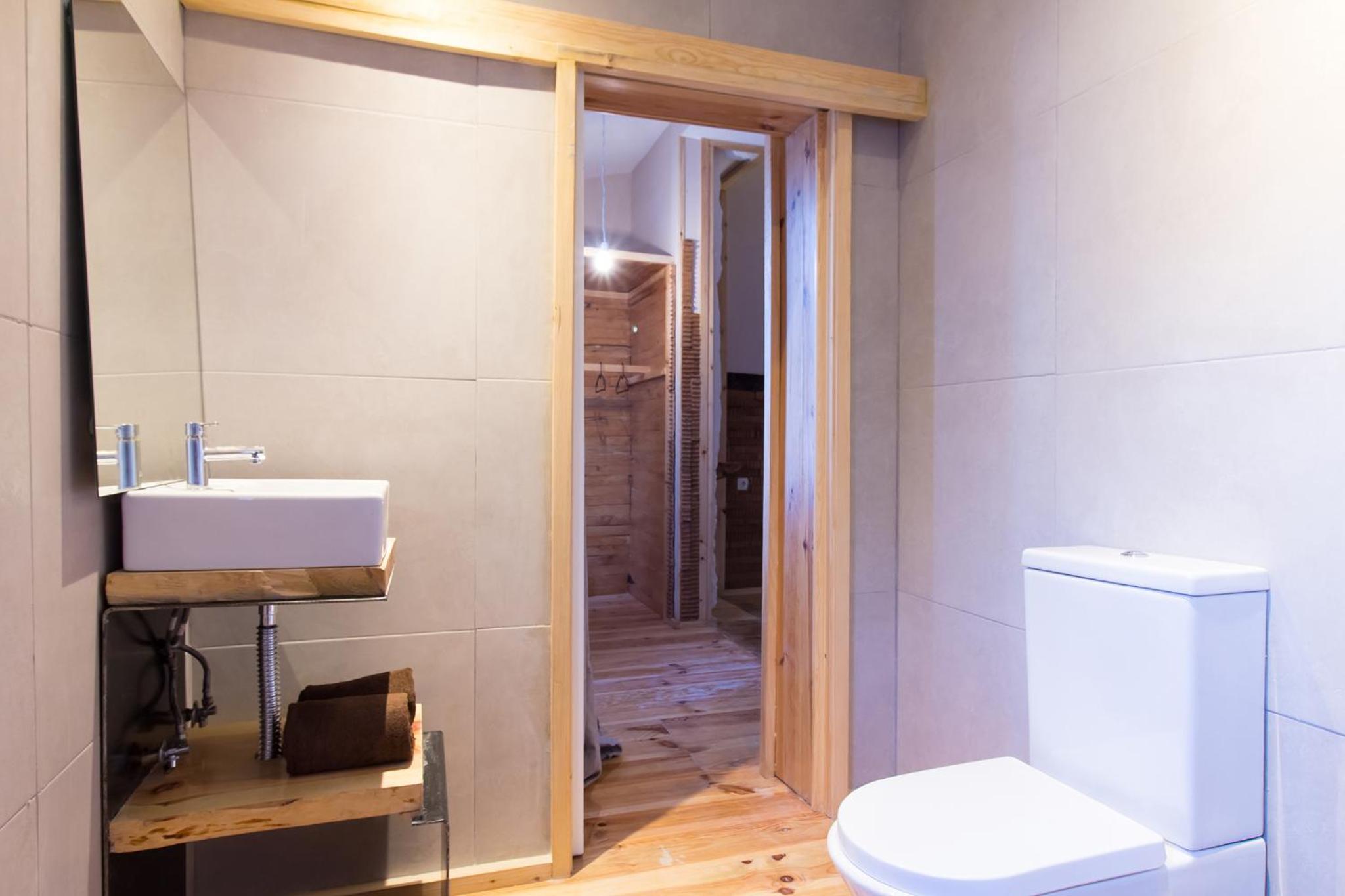 Double Room with Private Bathroom - Photo 9