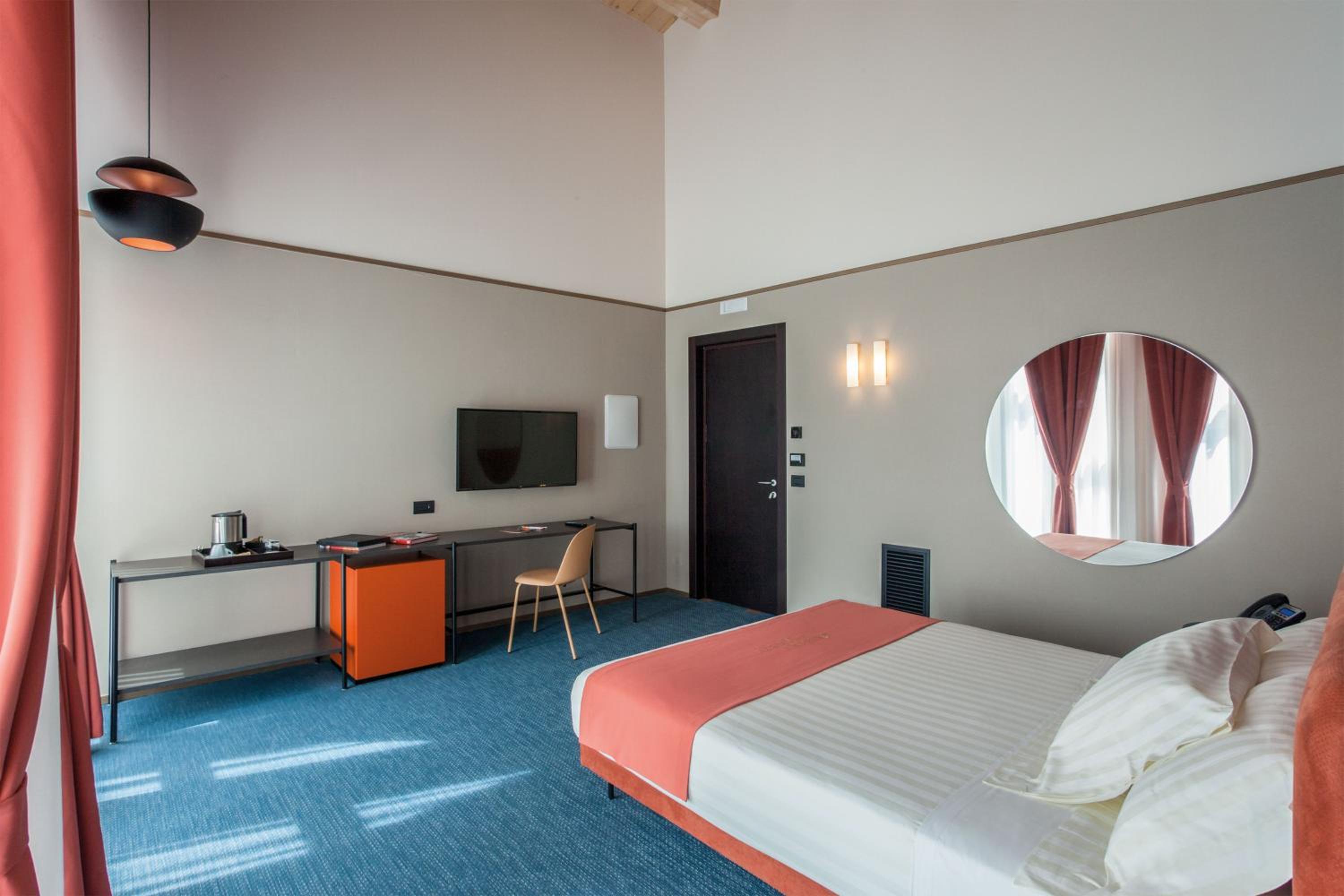 Superior Room with One Queen and One Single Bed and Balcony - Non-Smoking - Photo 2