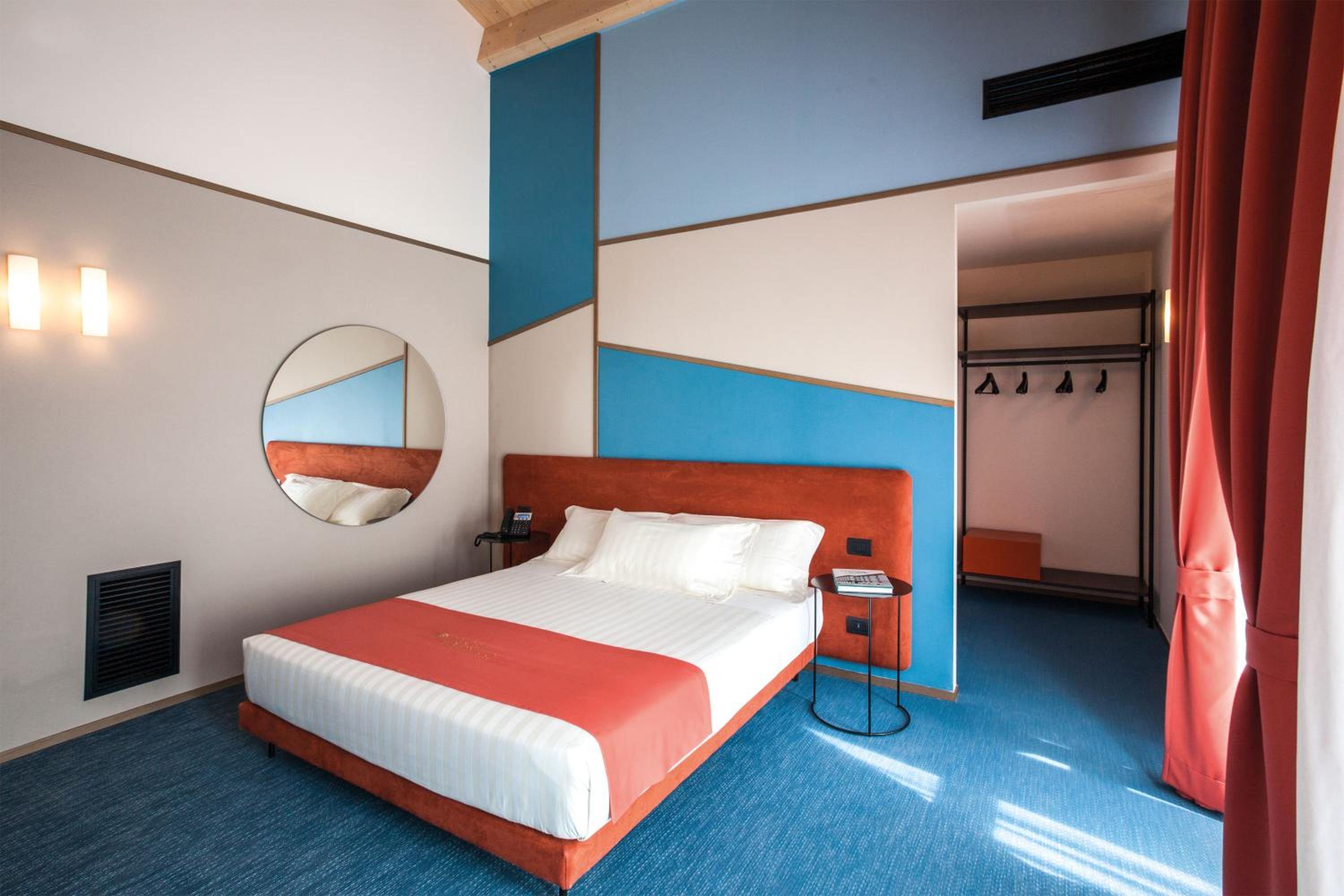 Superior Room with One Queen and One Single Bed and Balcony - Non-Smoking - Photo 3