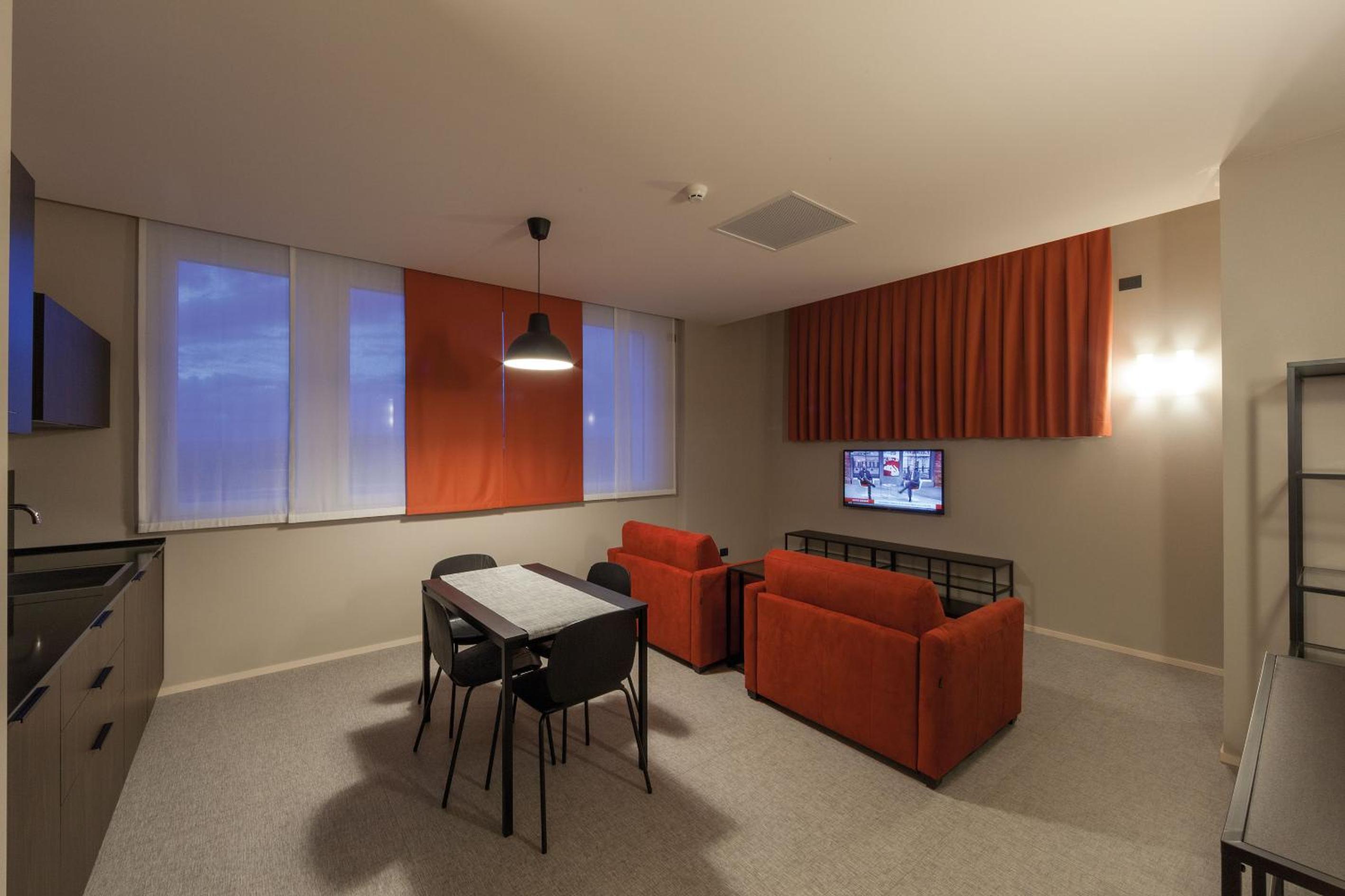 Family Queen Room with Two Sofa Beds and Balcony - Non-Smoking - Photo 4
