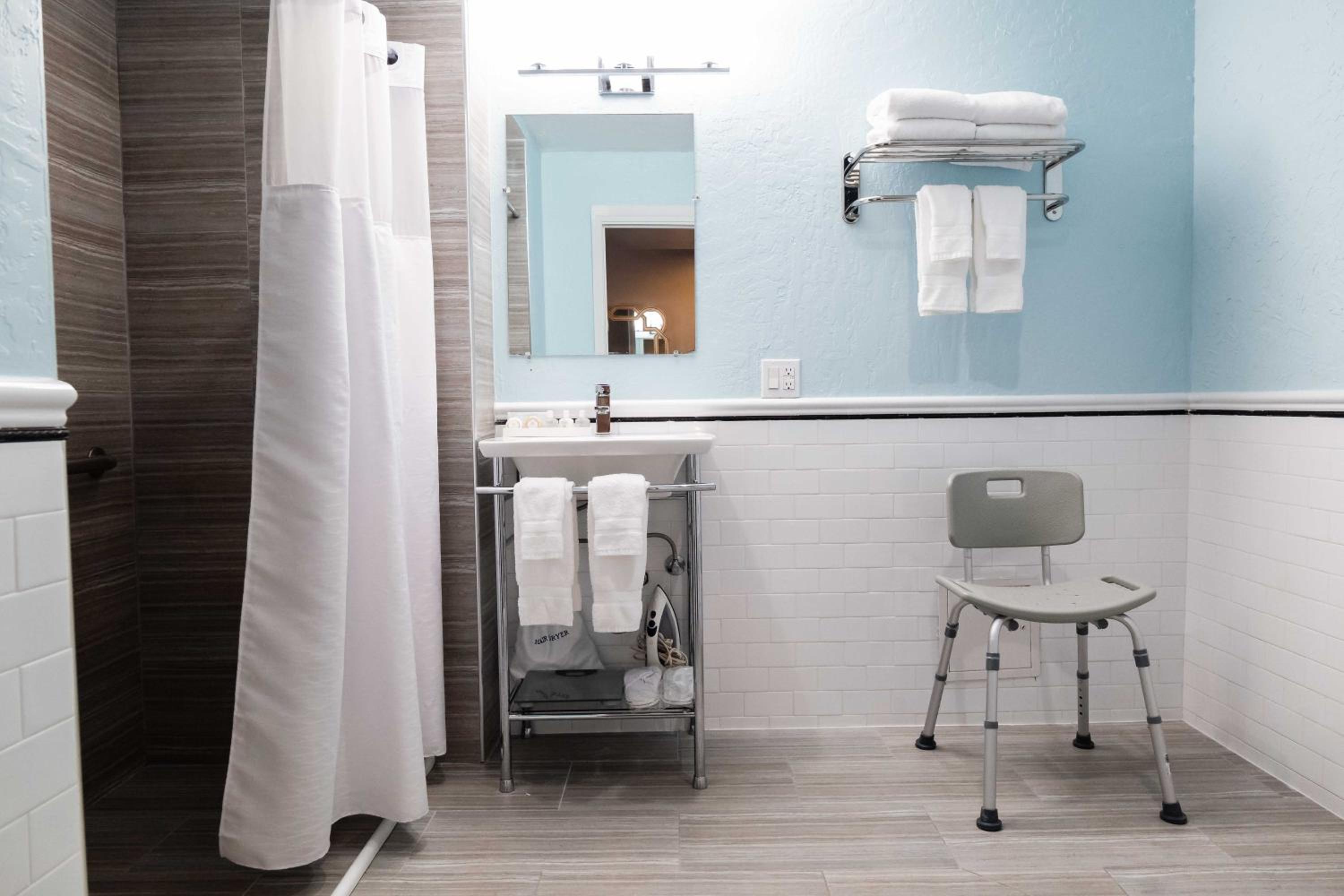 Queen Room with Roll-In Shower - Disability Access