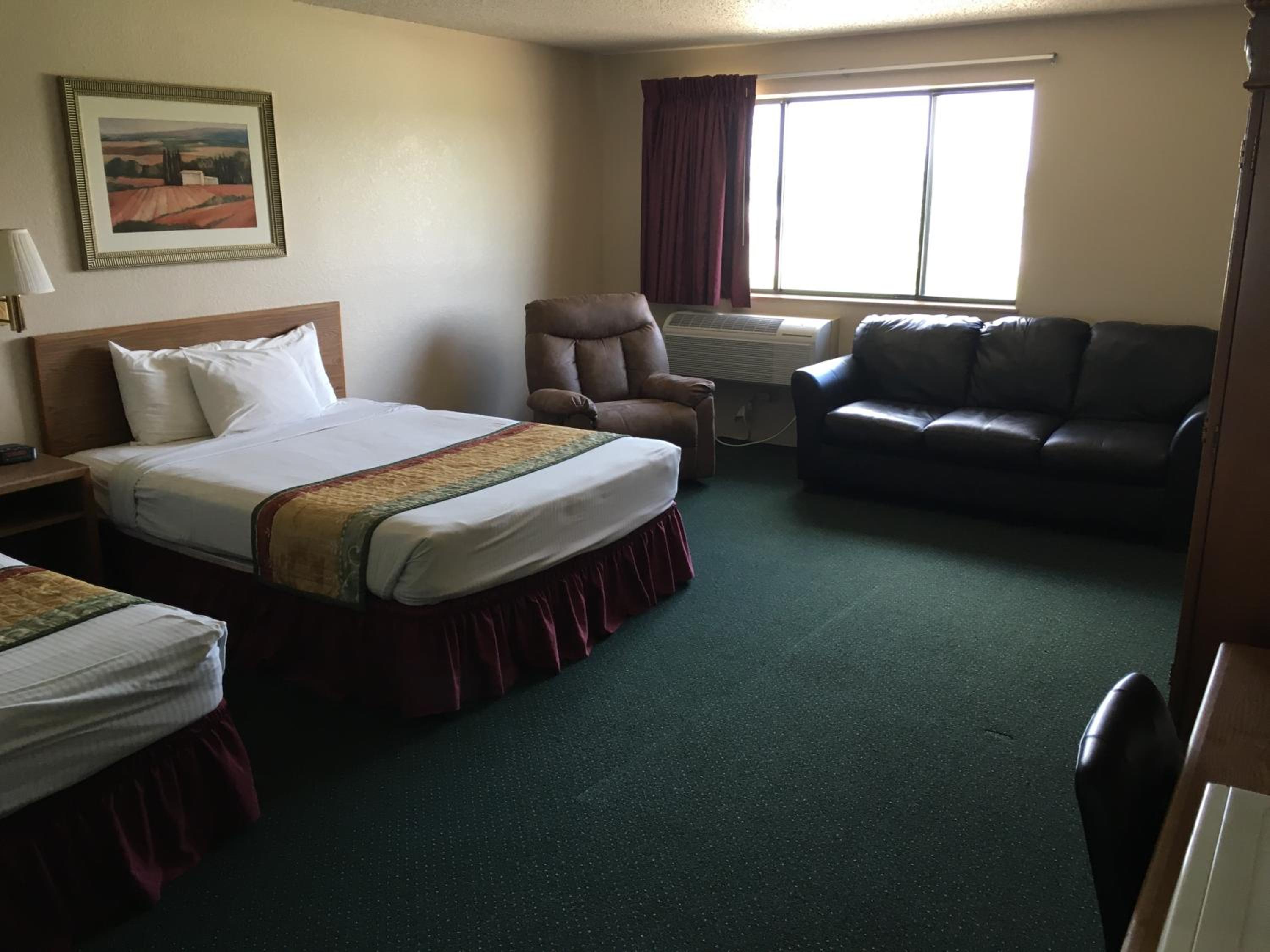 Deluxe Family Suite - Photo 2