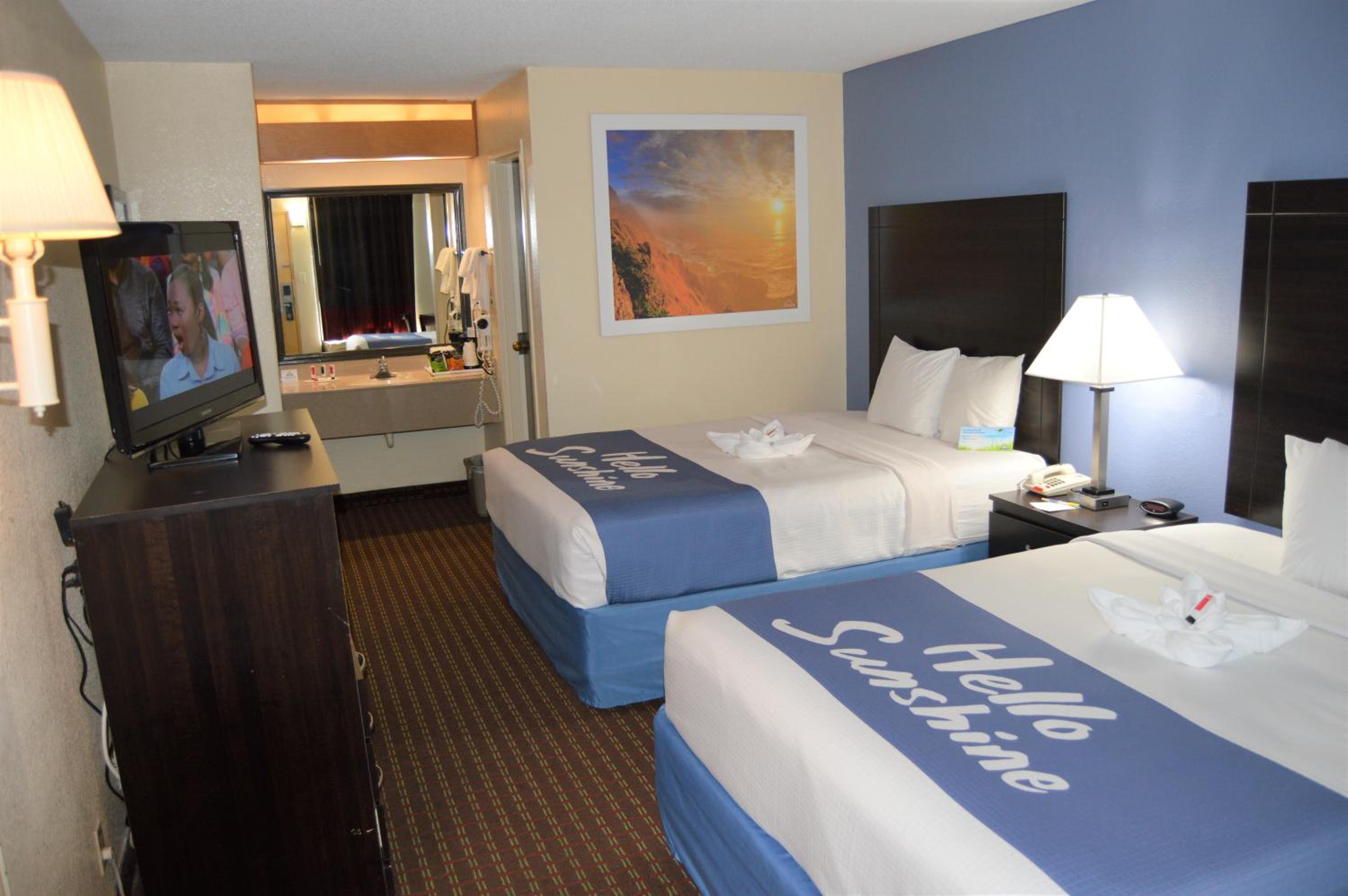 Double Room with Two Double Beds - Smoking - Photo 3