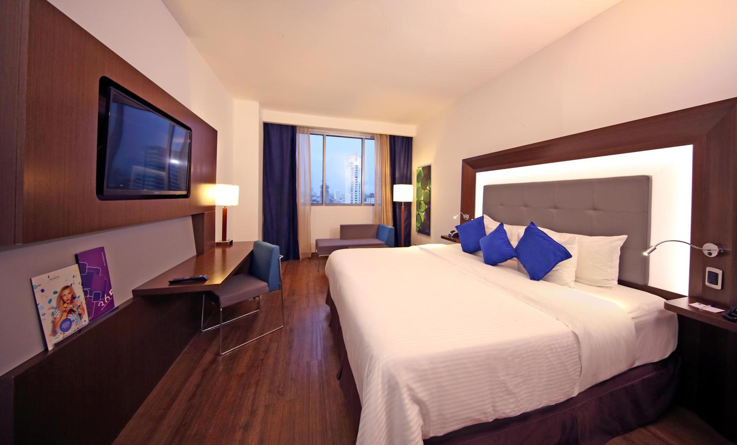 Superior King Room thumbnail 6