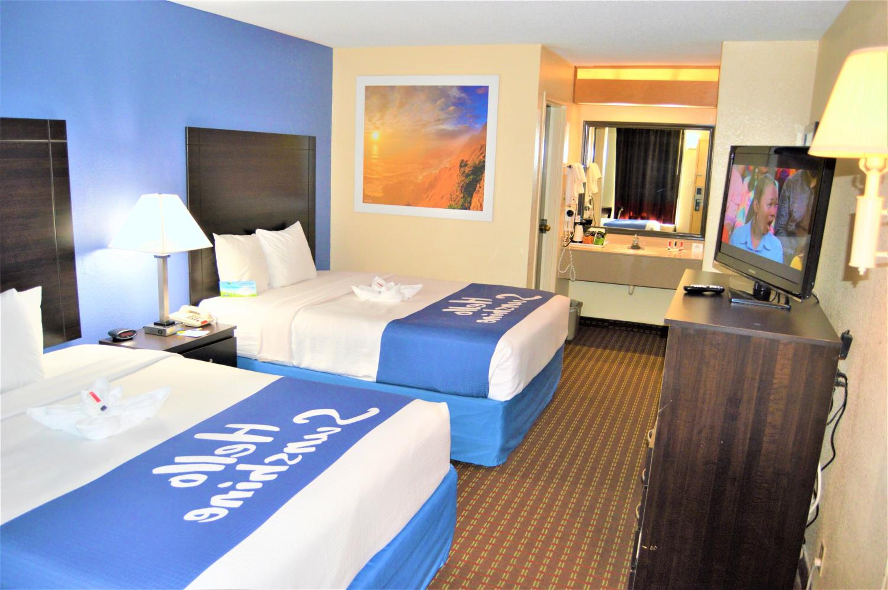 Double Room with Two Double Beds - Smoking - Photo 4
