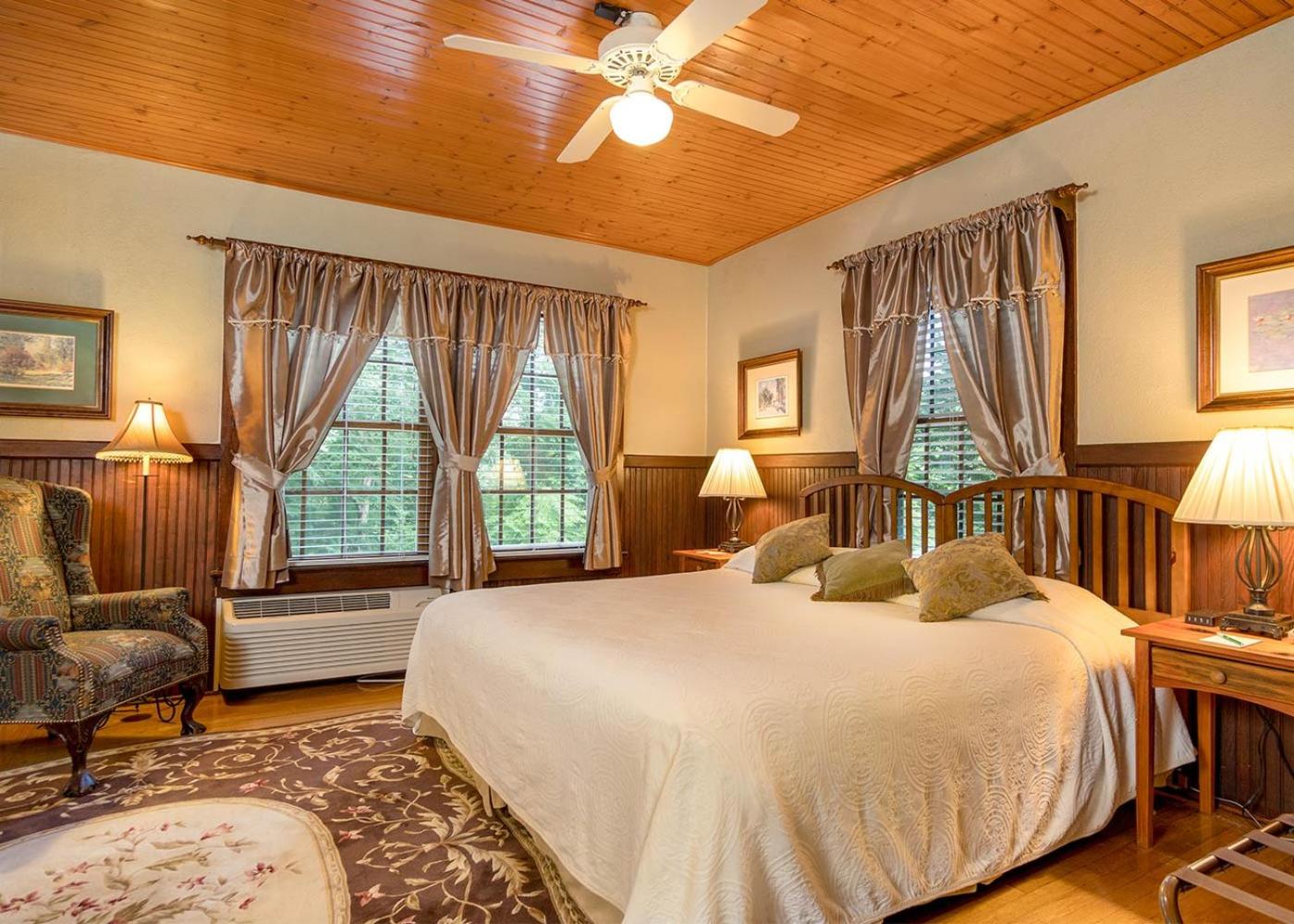 Large Lodge Room - Photo 1