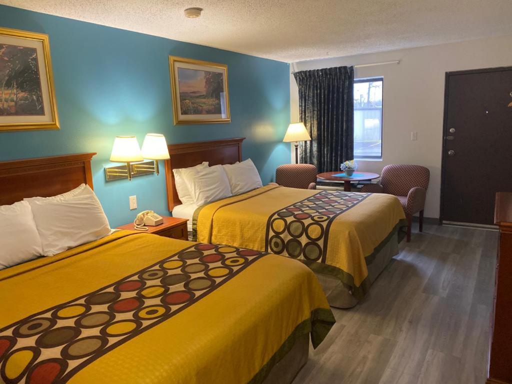Queen Room with Two Queen Beds - Smoking