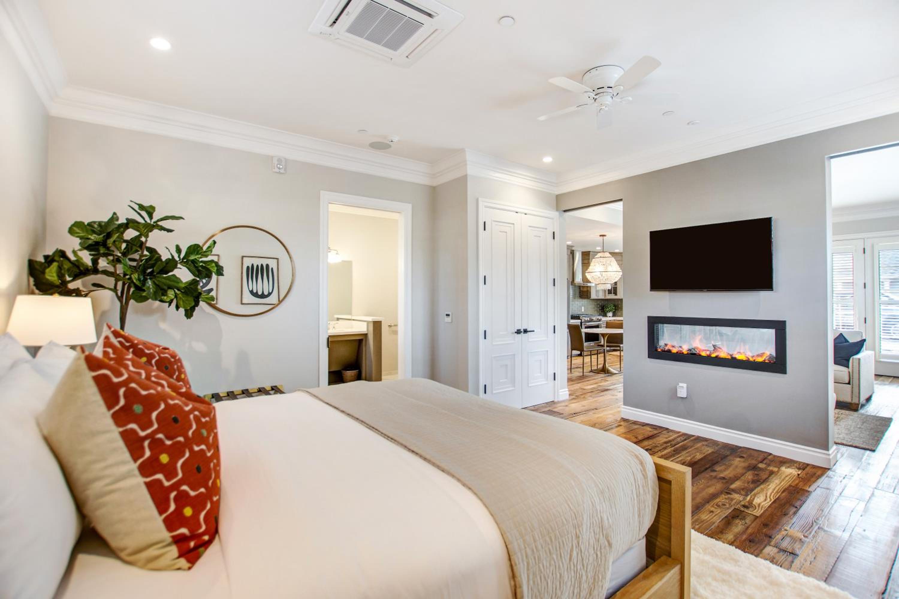 Superior King Suite photo 2