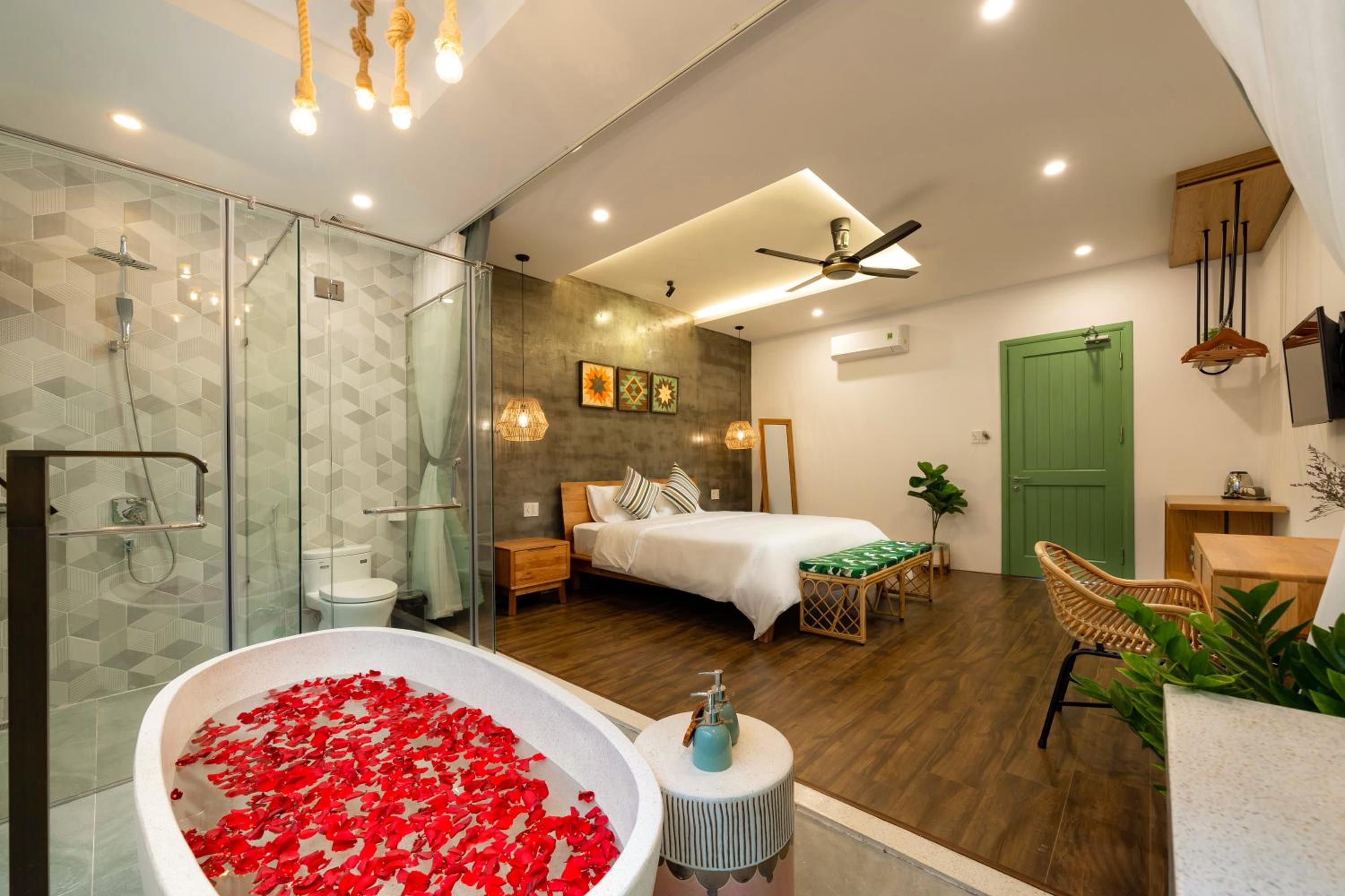 Deluxe Double Room with Bath - Photo 6