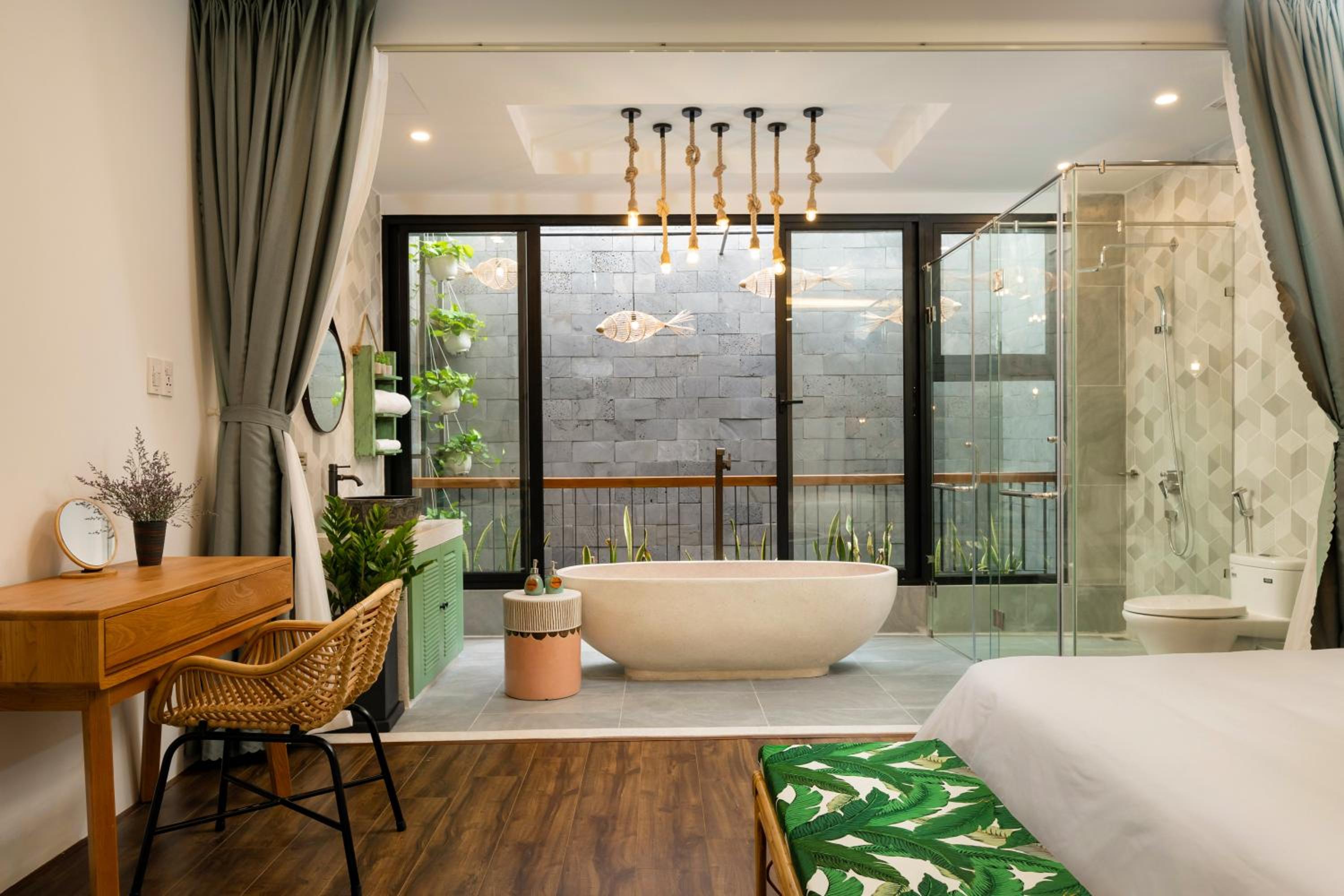 Deluxe Double Room with Bath - Photo 3