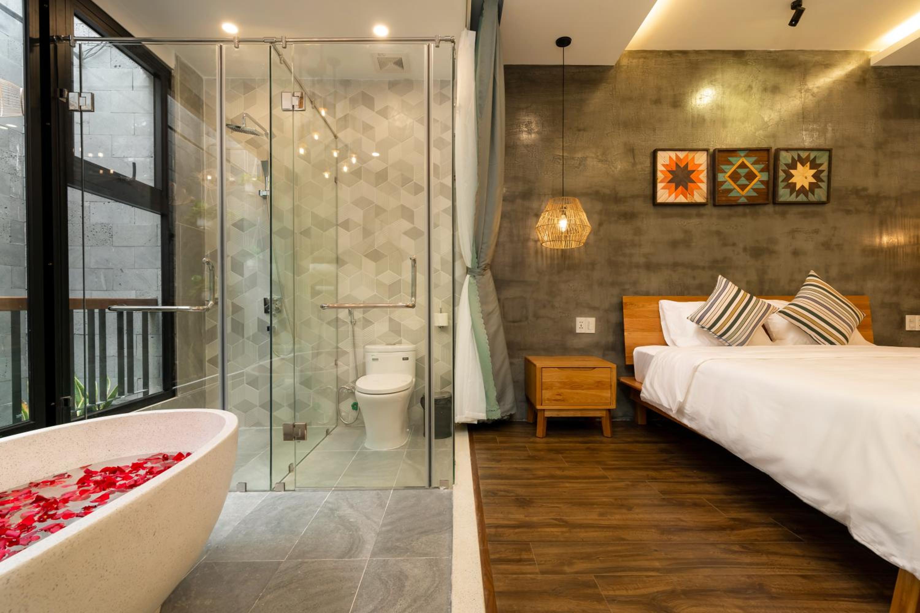 Deluxe Double Room with Bath - Photo 4