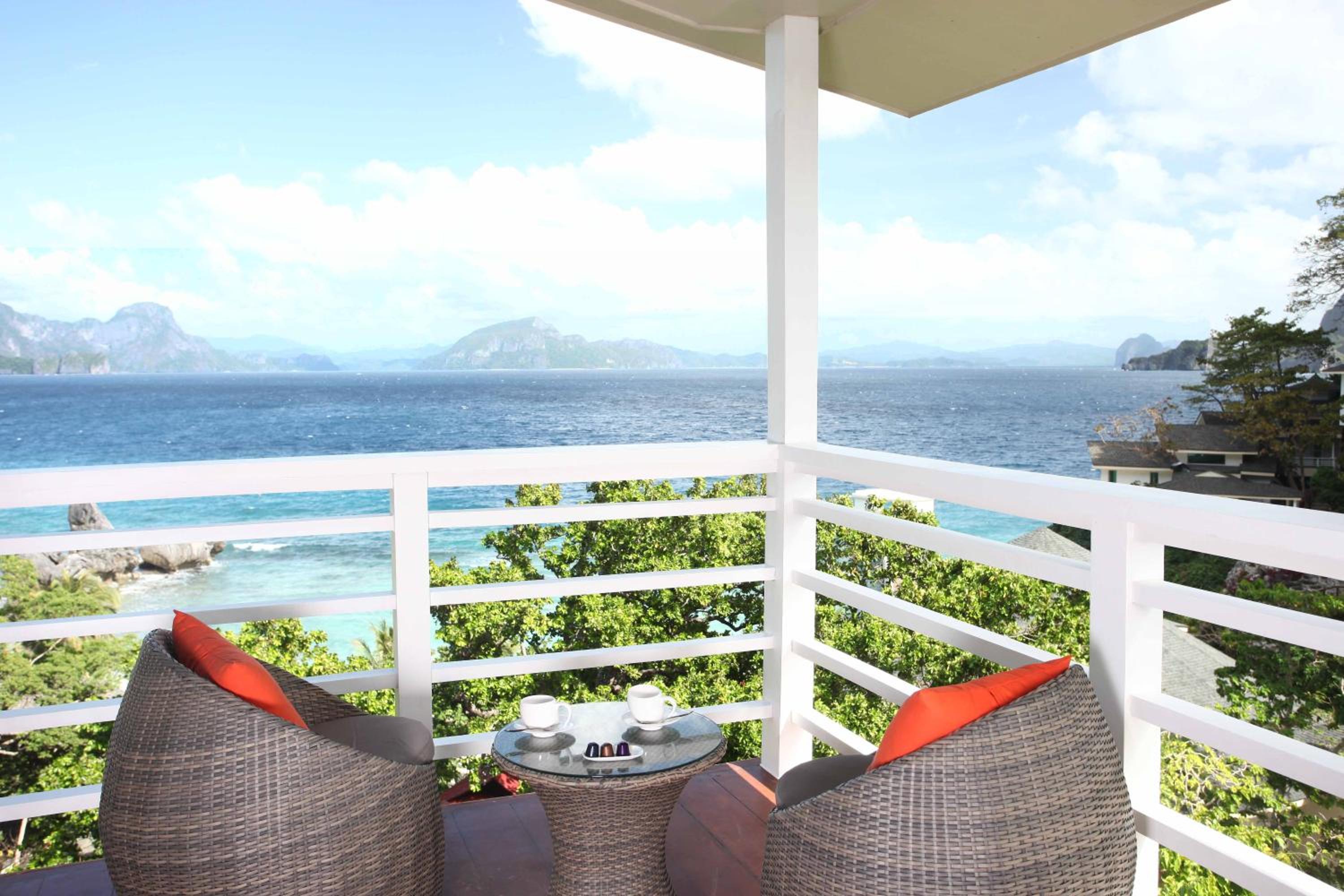 Signature Suite with Panoramic Ocean View photo 3