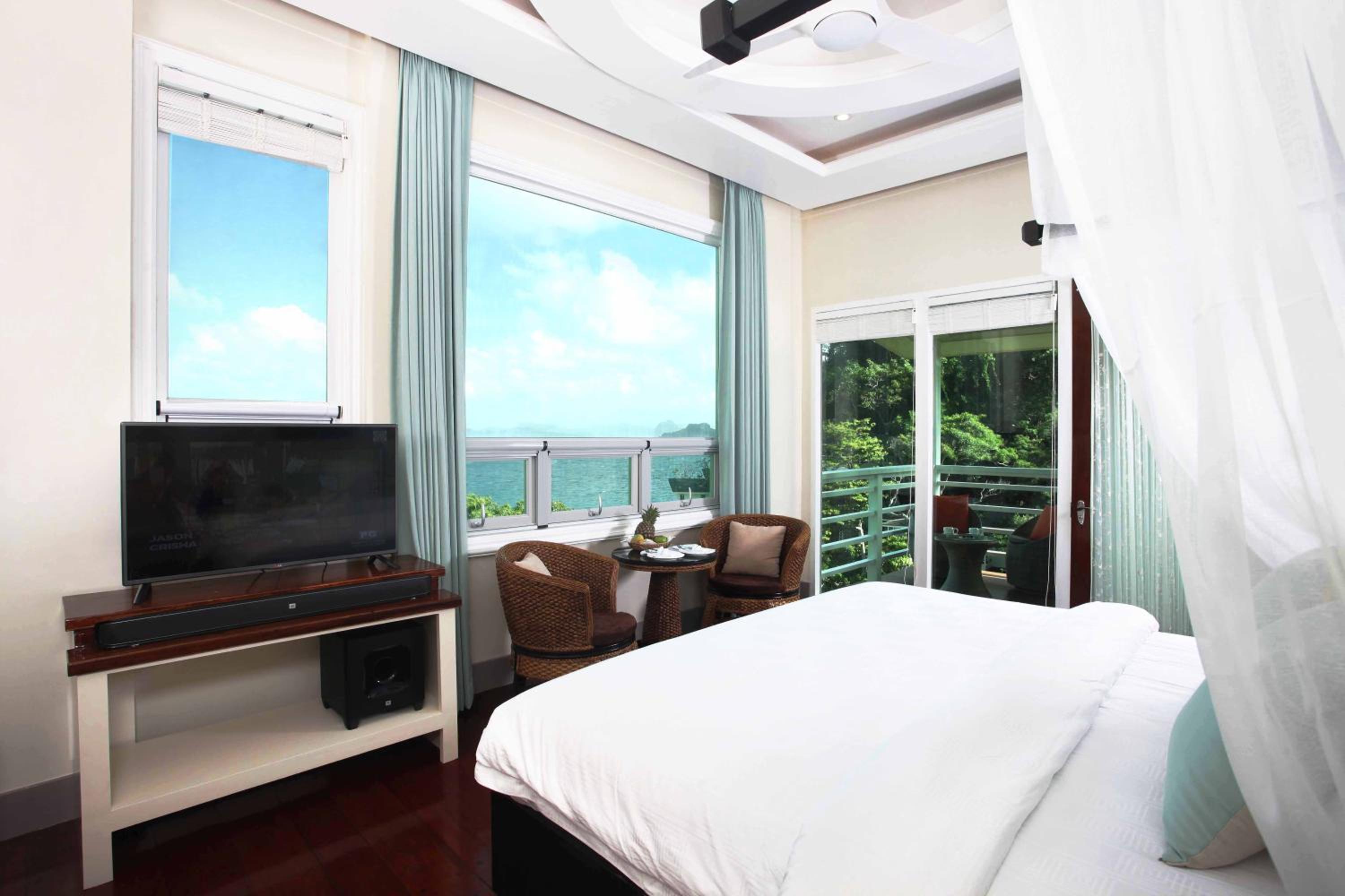 Signature Suite with Panoramic Ocean View photo 2