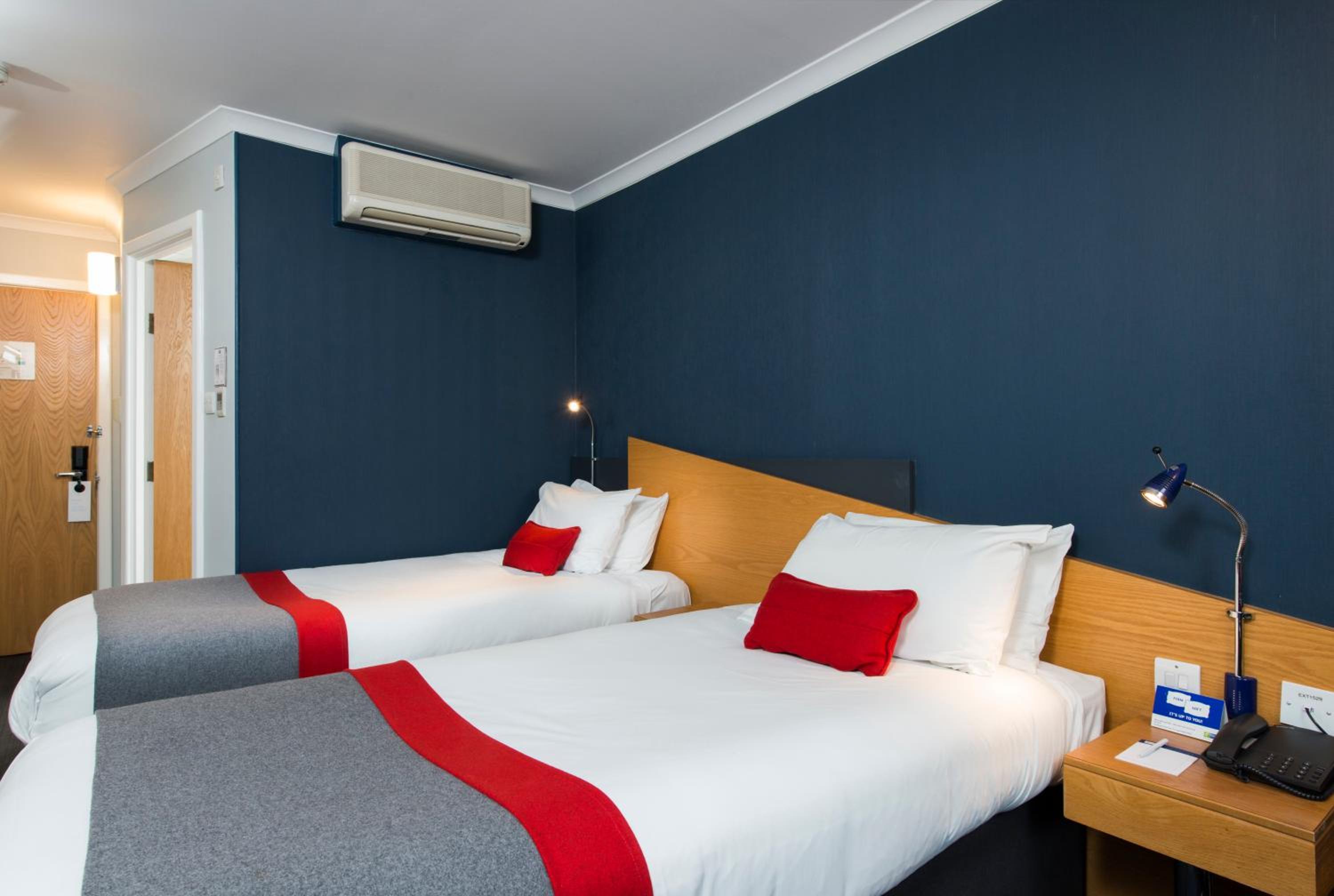 Standard Twin Room with Free Hot Breakfast - Photo 3