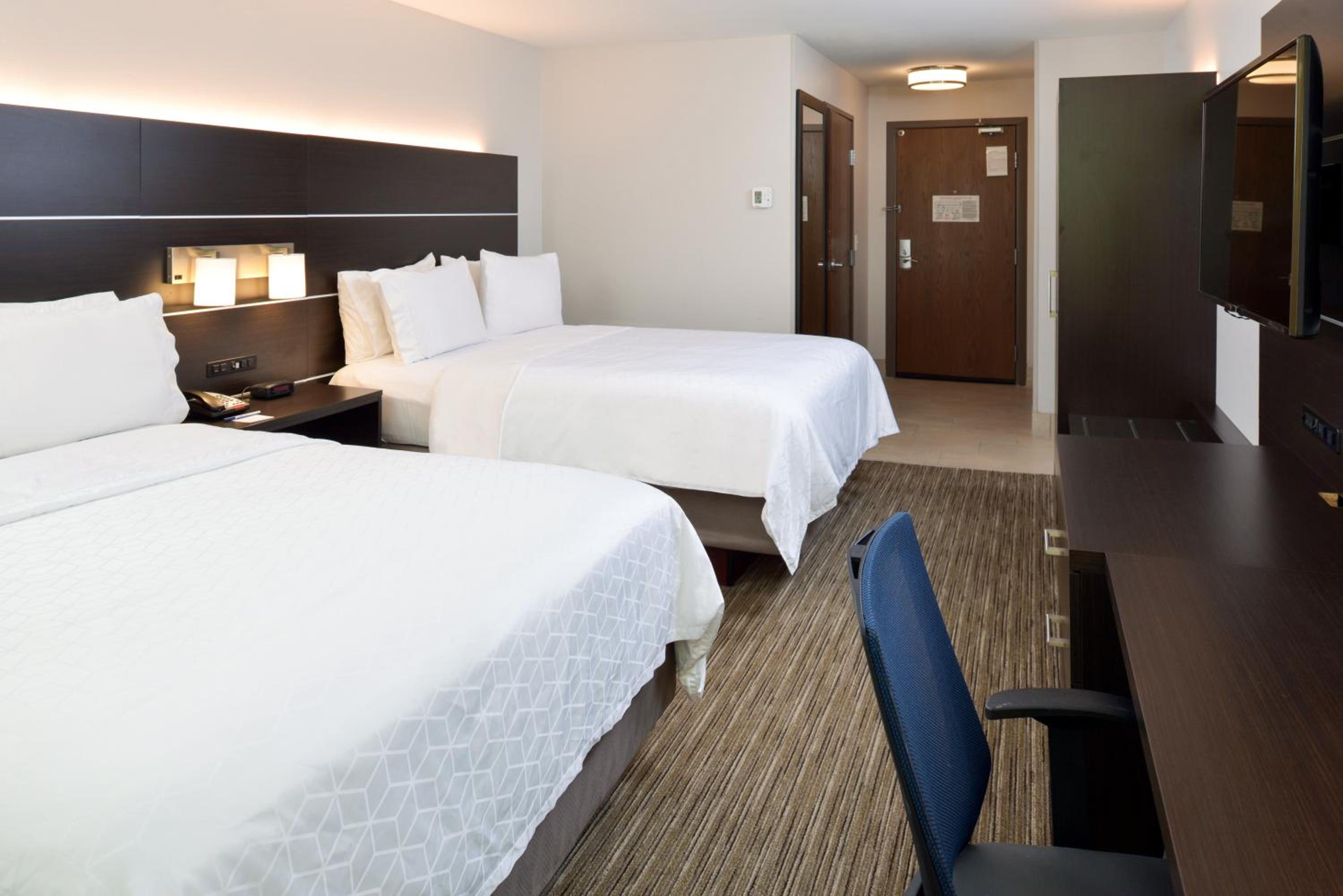 Suite with Two Queen Beds - Photo 3