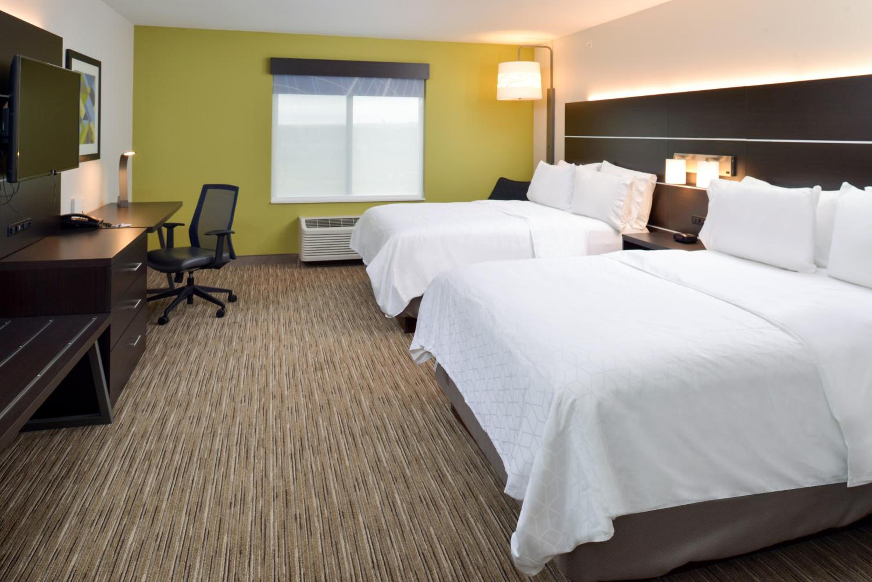 Standard Queen Room with Two Queen Beds - Photo 4