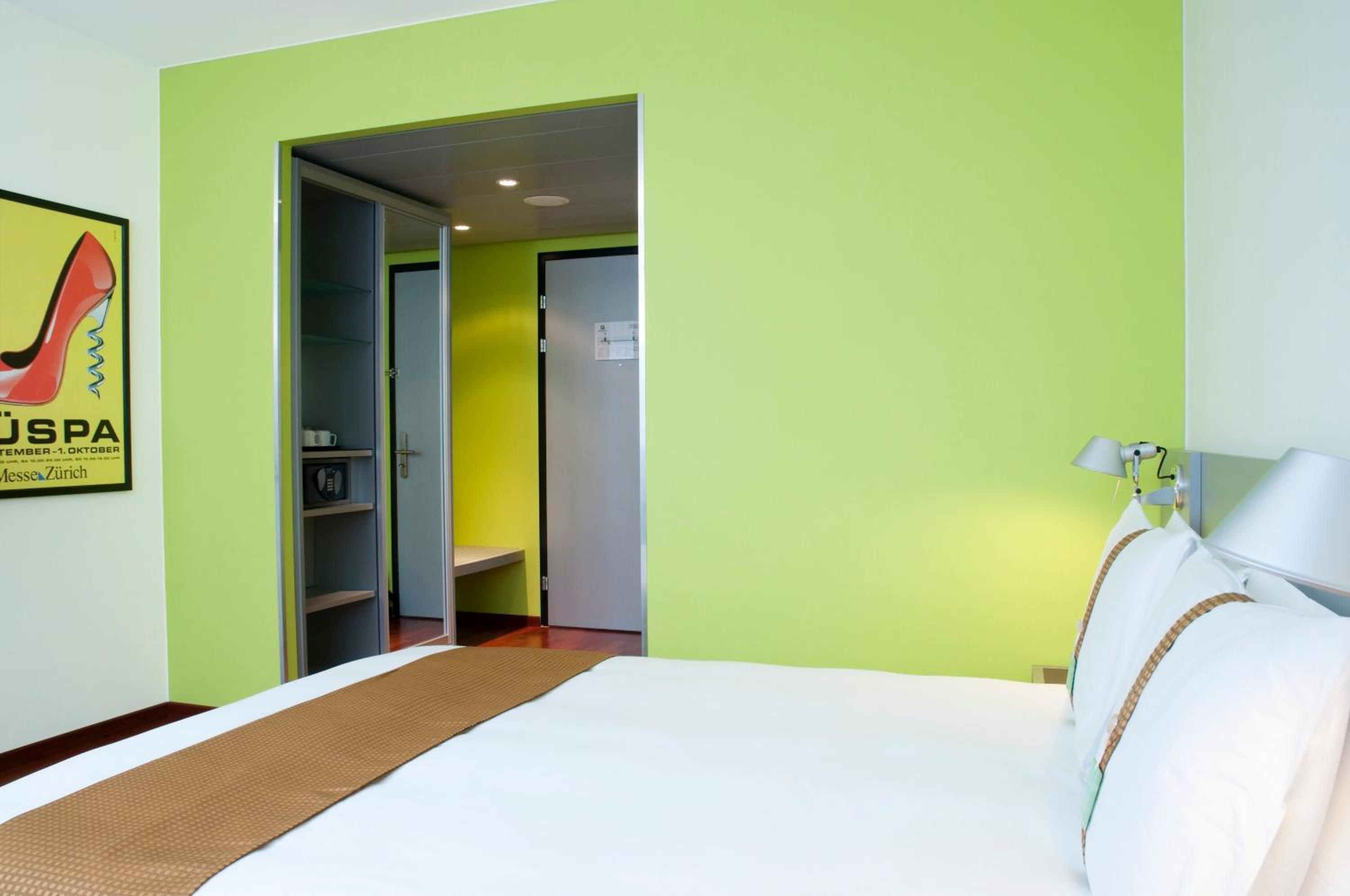 Standard King Room with Courtyard View - Photo 3