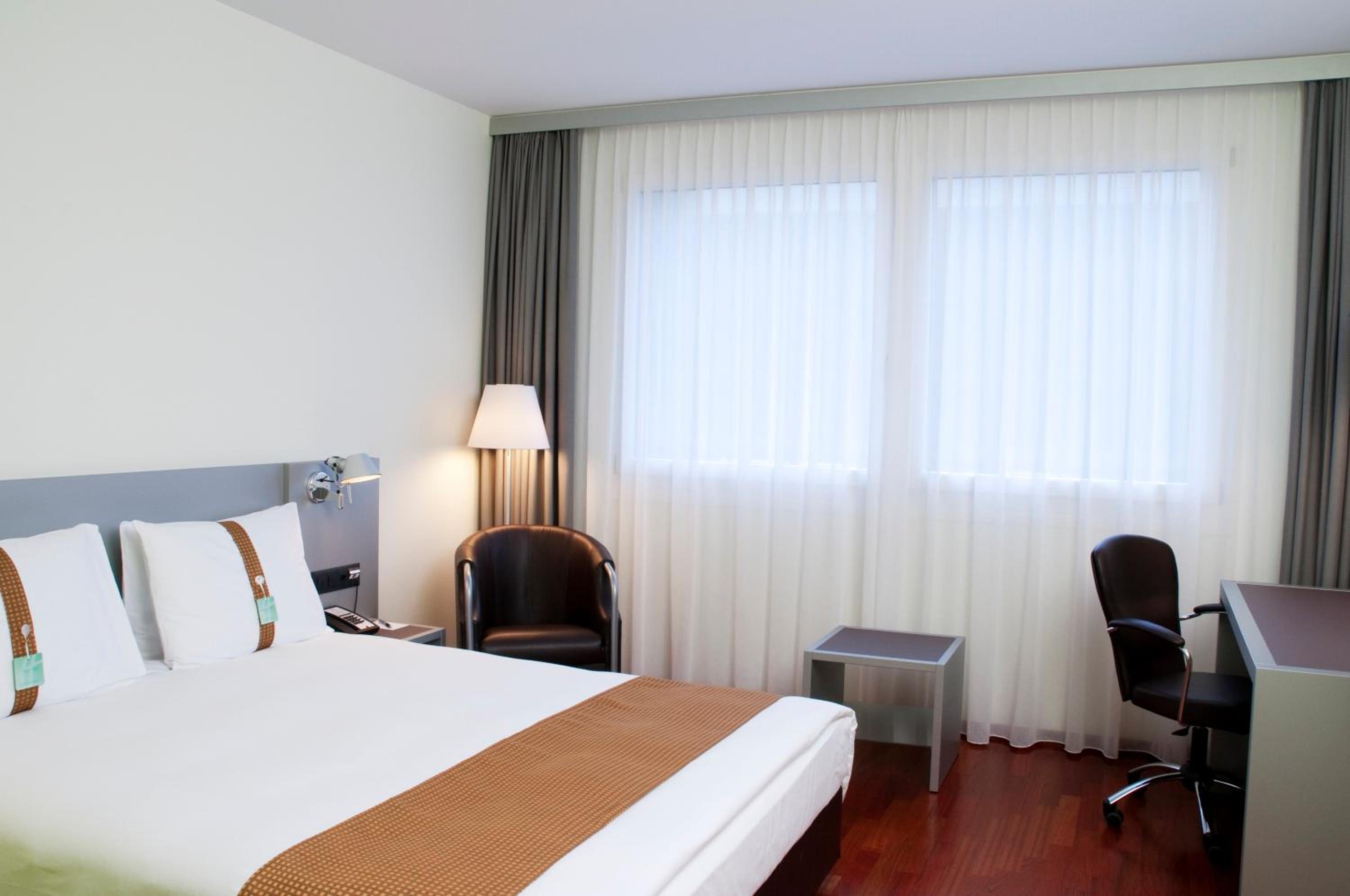 Standard King Room with Courtyard View - Photo 5