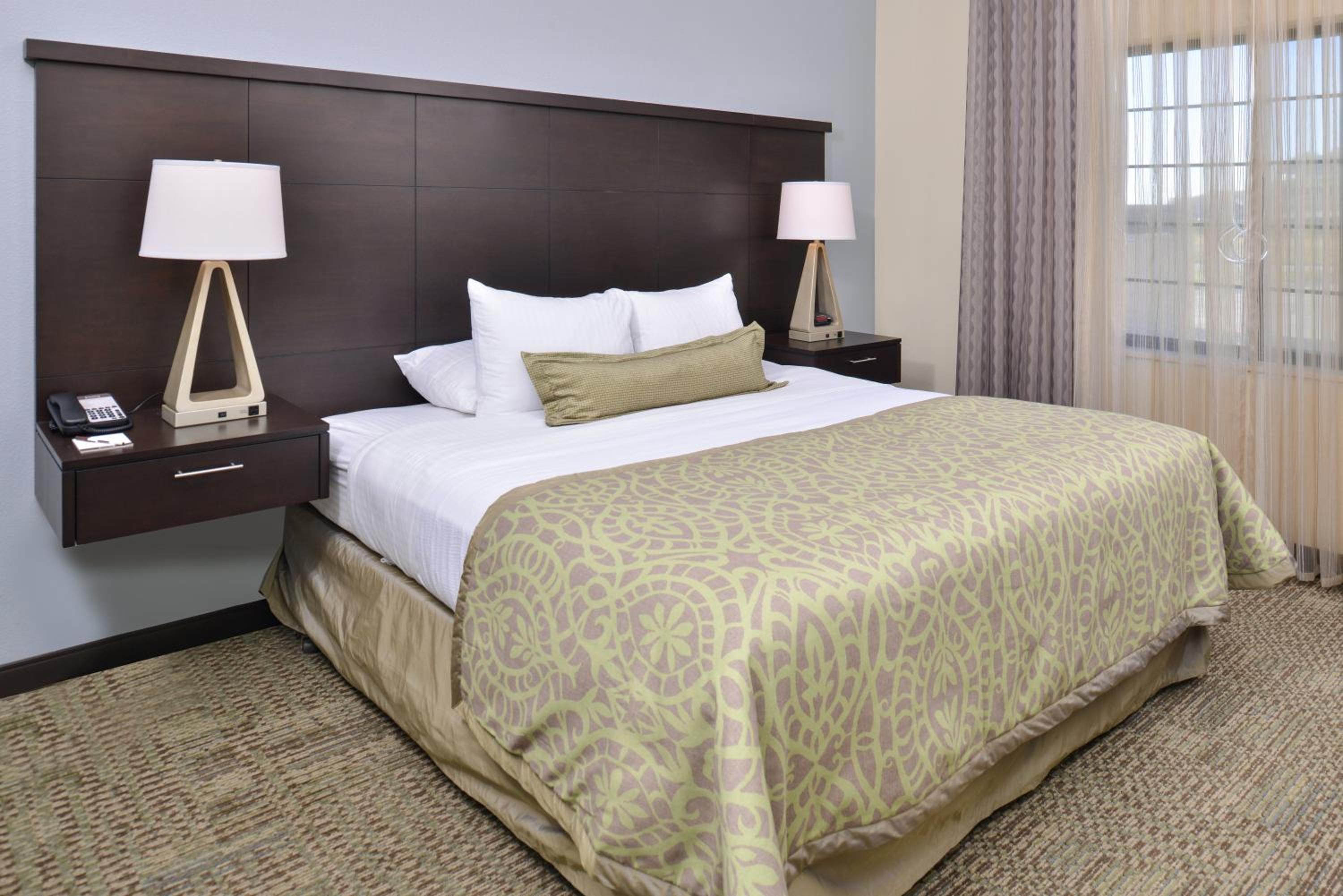 Queen Room - Hearing Accessible - Non-Smoking
